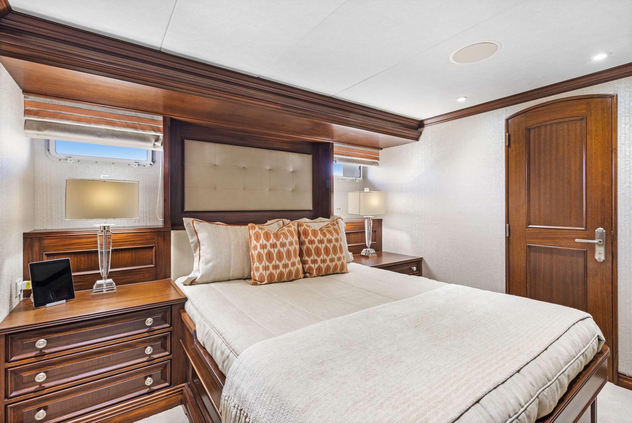 LOOSE ENDS Yacht Charter - VIP Stateroom