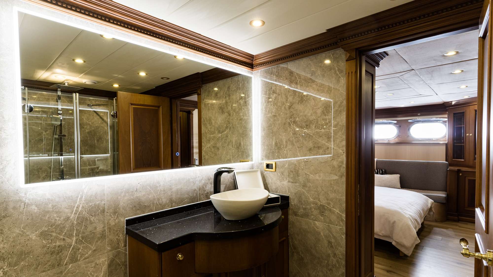 iRama Yacht Charter - Stateroom bath