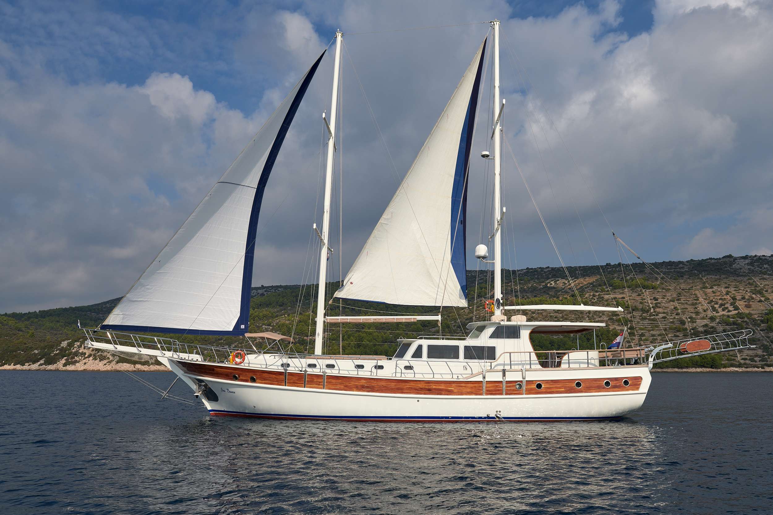 Yacht Charter SEA BREEZE | Ritzy Charters
