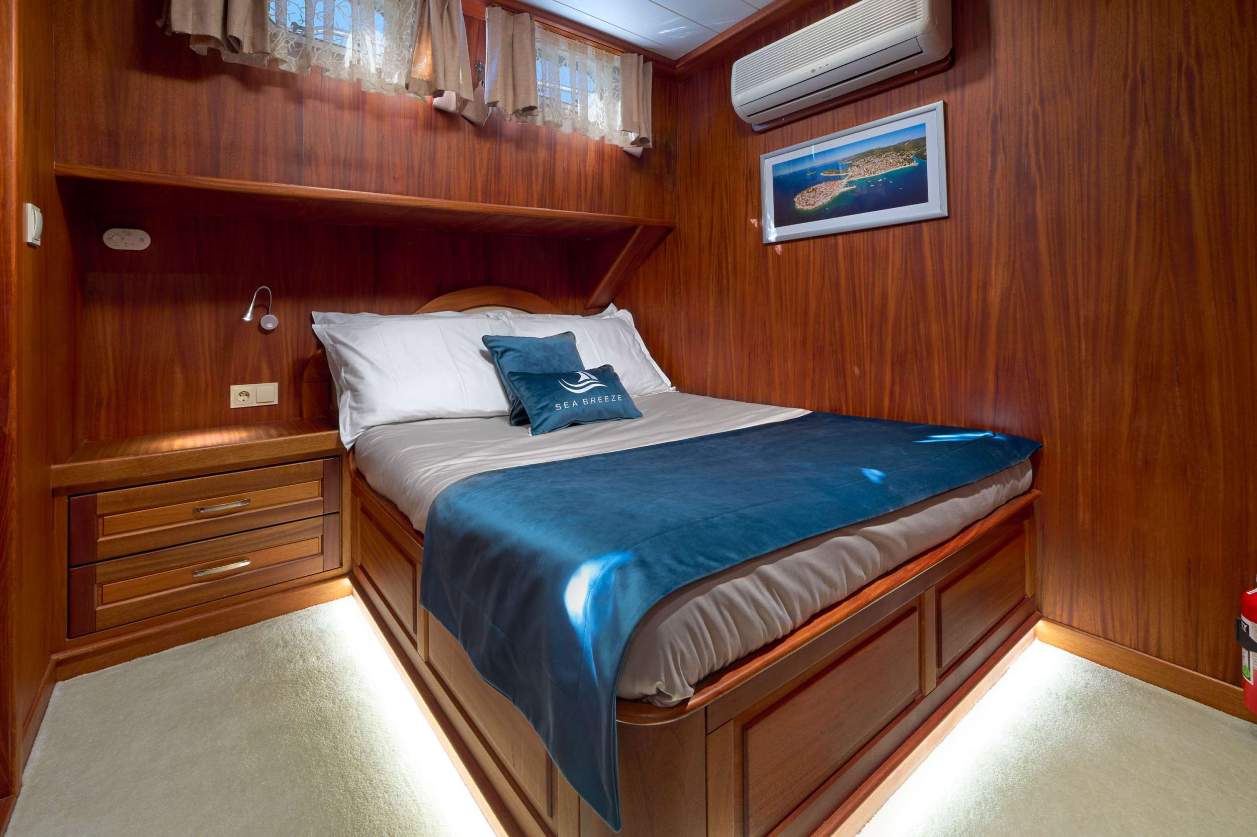SEA BREEZE Yacht Charter - Master Cabin Bed