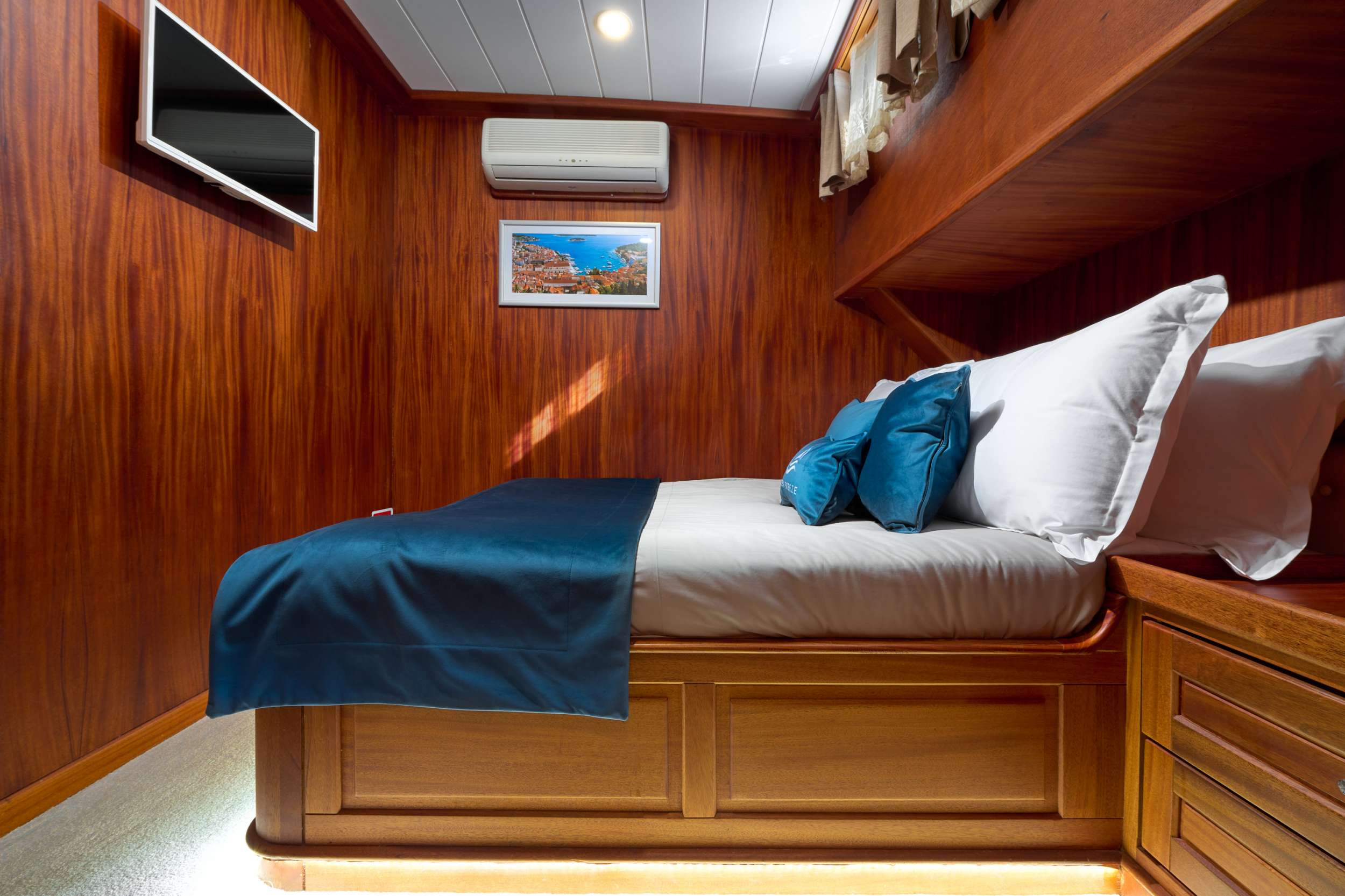 SEA BREEZE Yacht Charter - Guest Cabin