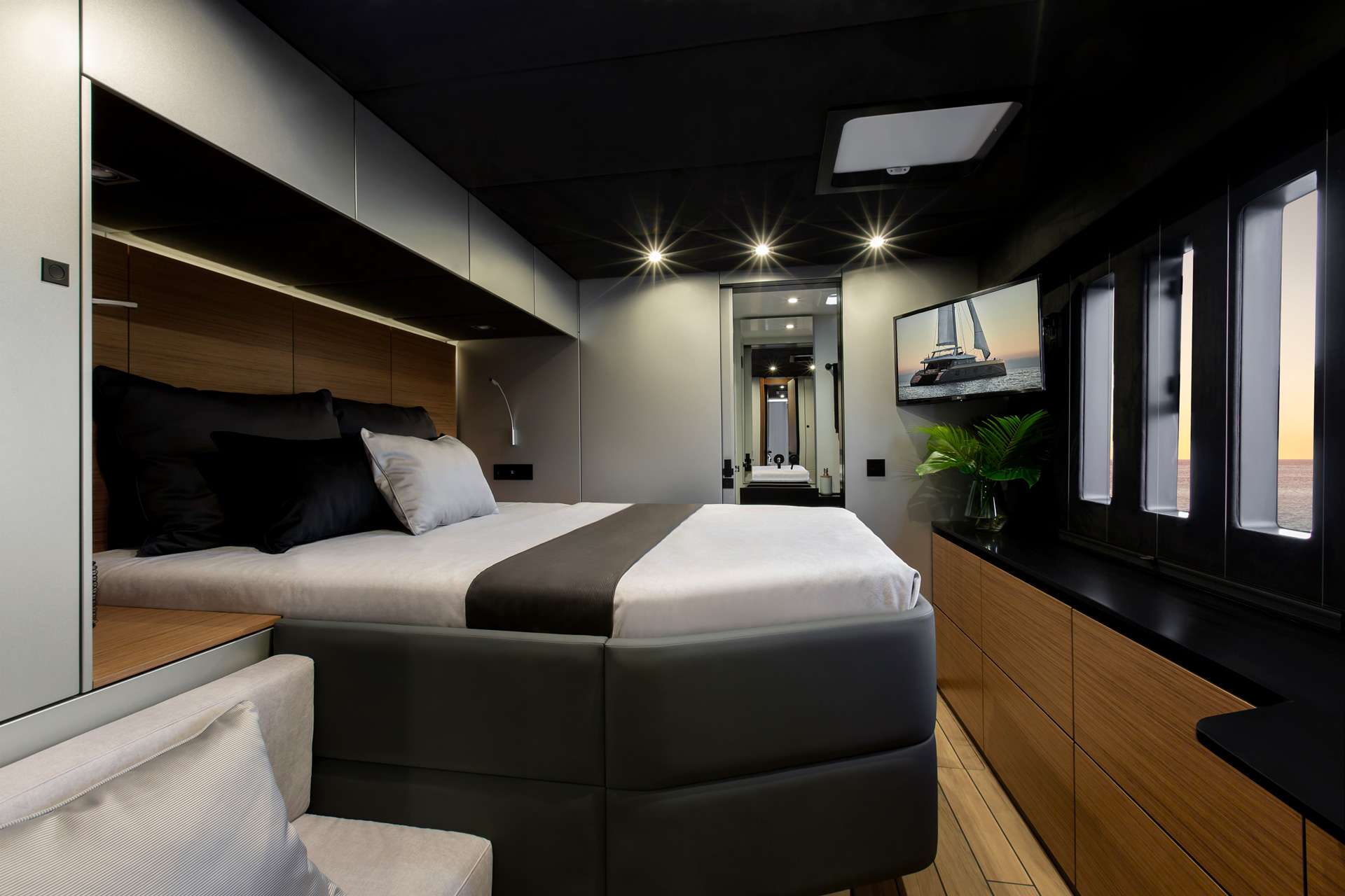 CALMA Yacht Charter - Guest Cabin