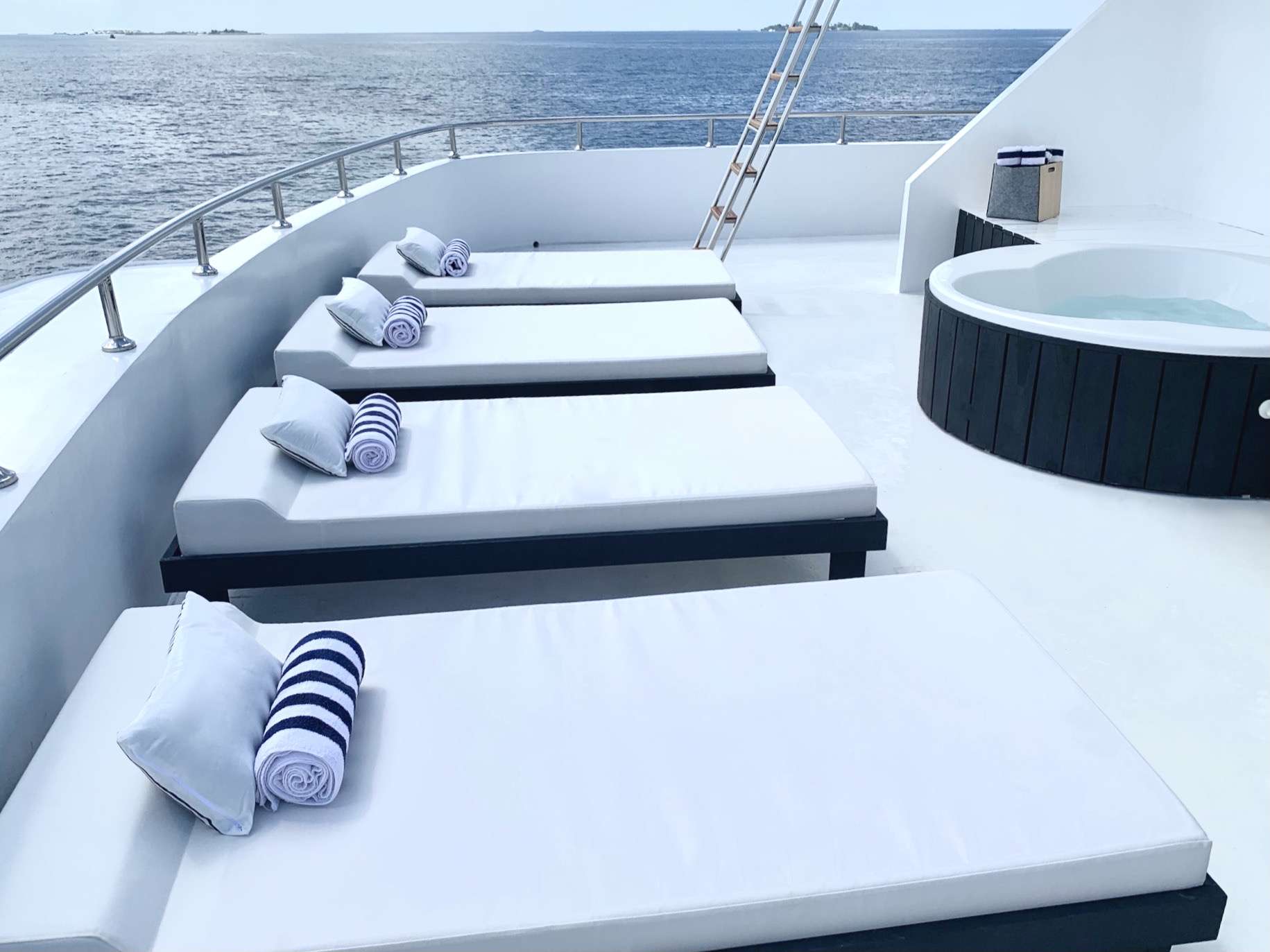 SAFIRA Yacht Charter - Sun Deck
