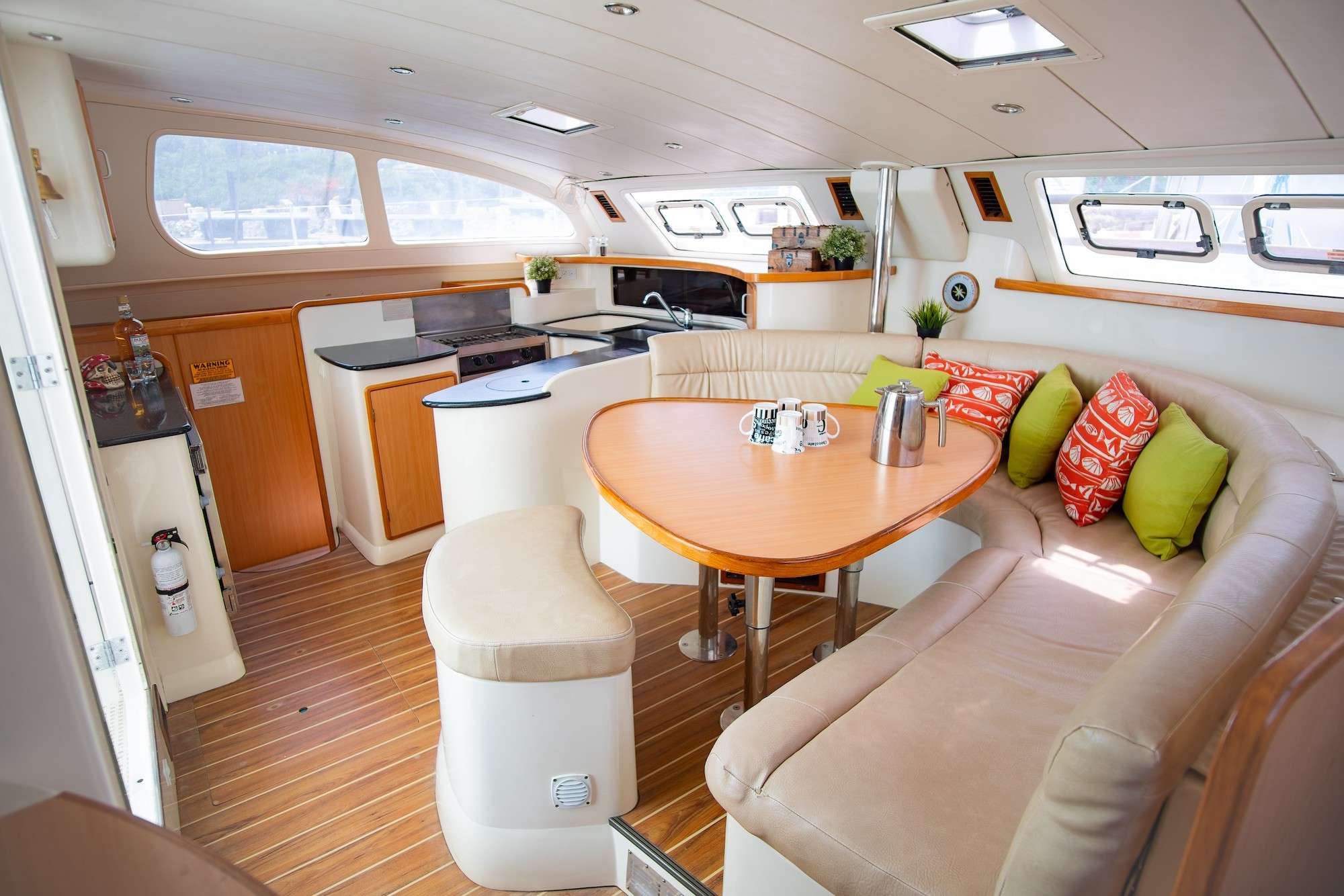 BEYOND STARDUST Yacht Charter - Salon