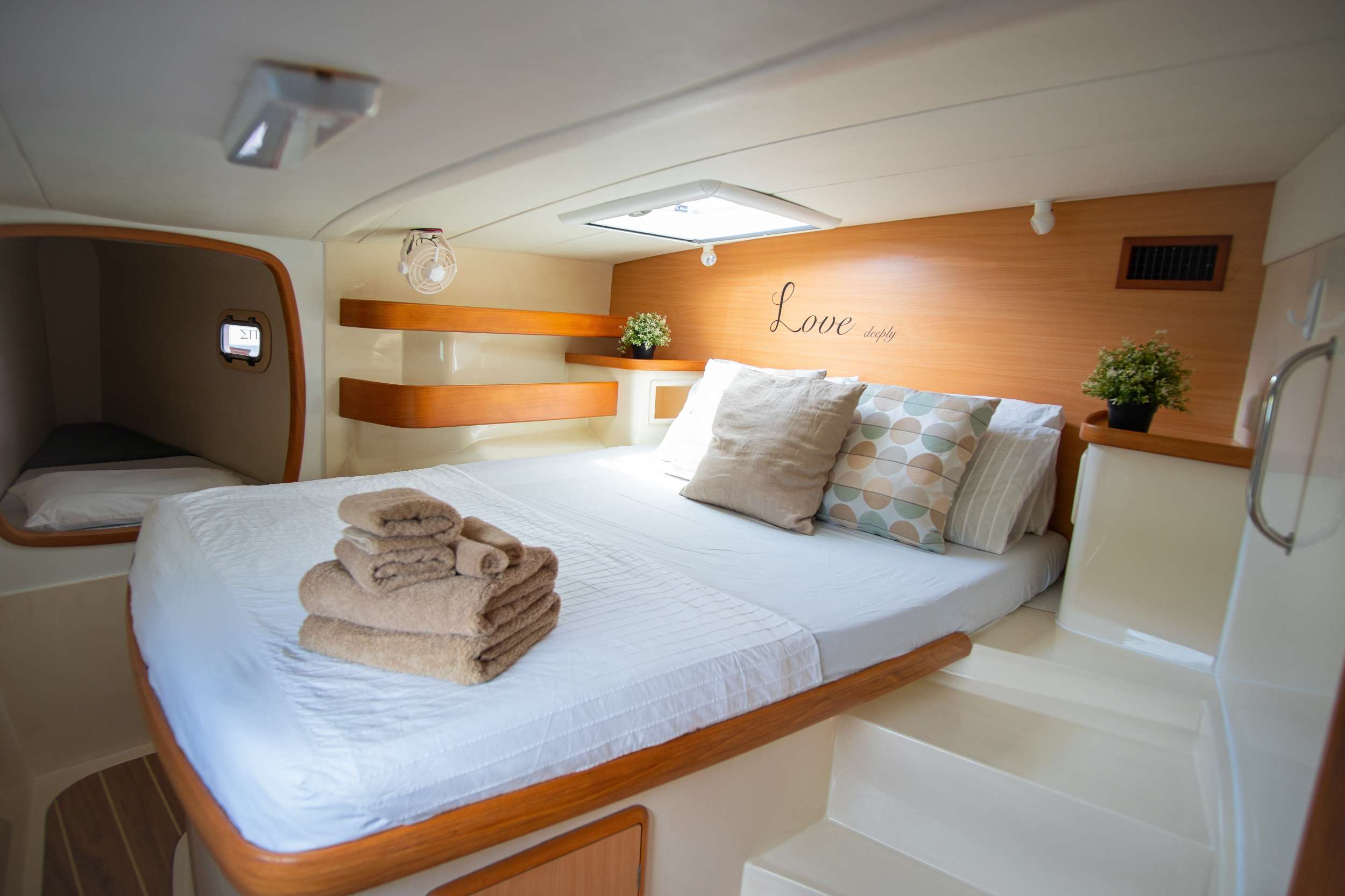 BEYOND STARDUST Yacht Charter - Forward Cabins