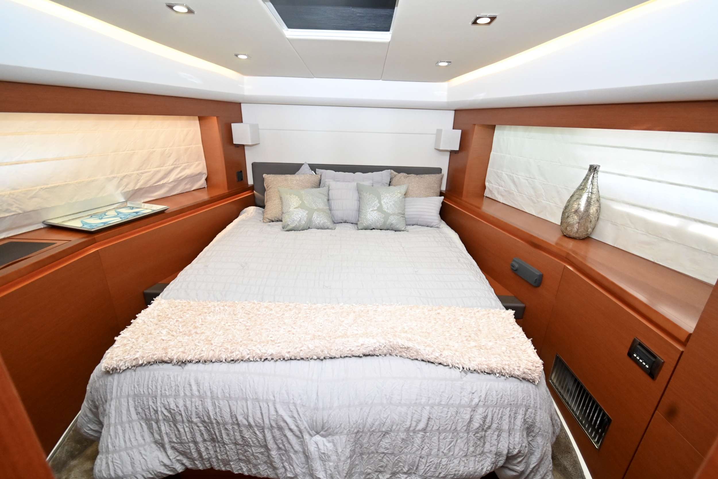 60 Prestige Yacht Charter - VIP Stateroom