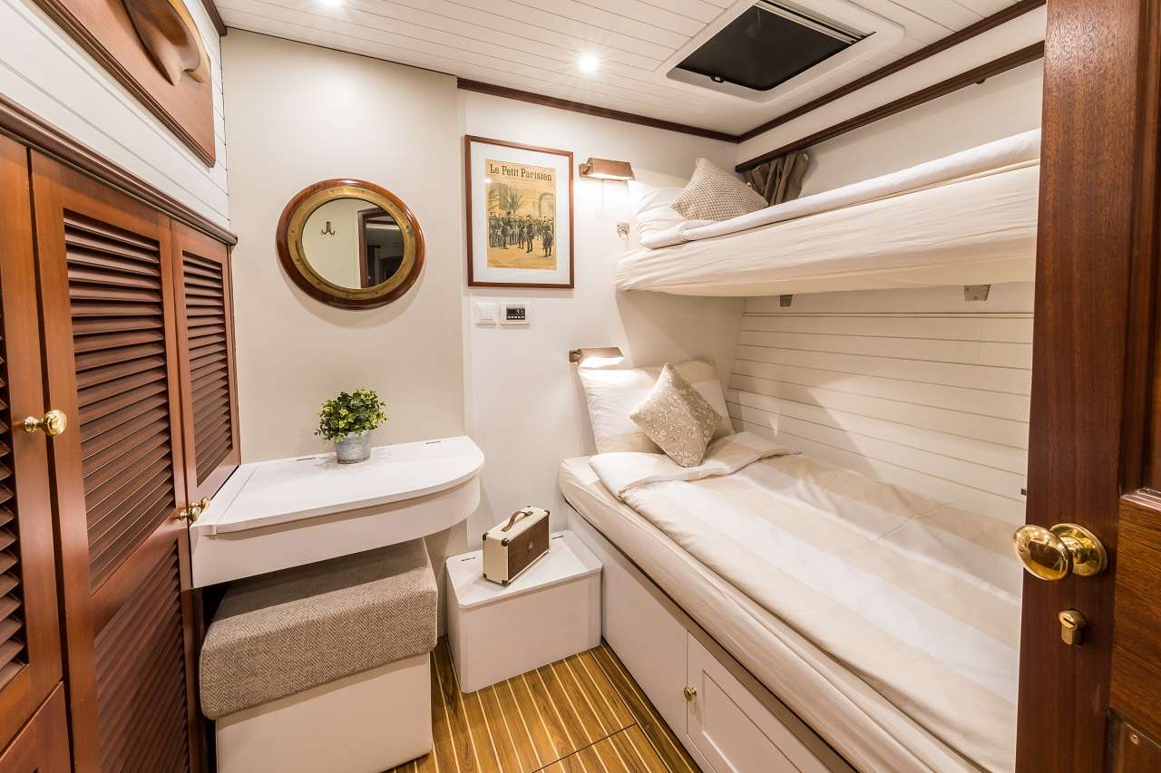 Twin bed stateroom portside