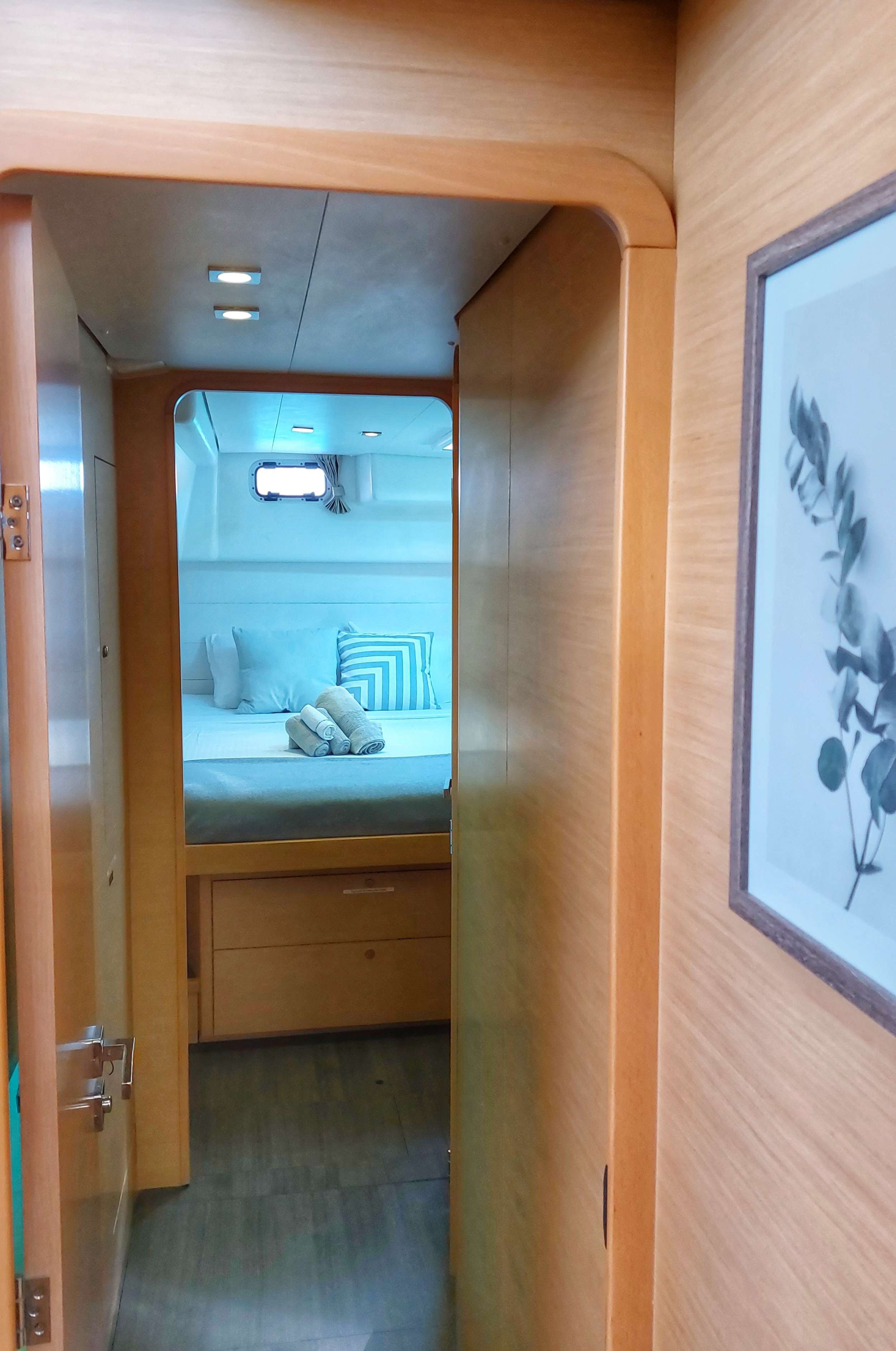 MISS SUMMER Yacht Charter - Saloon seating
