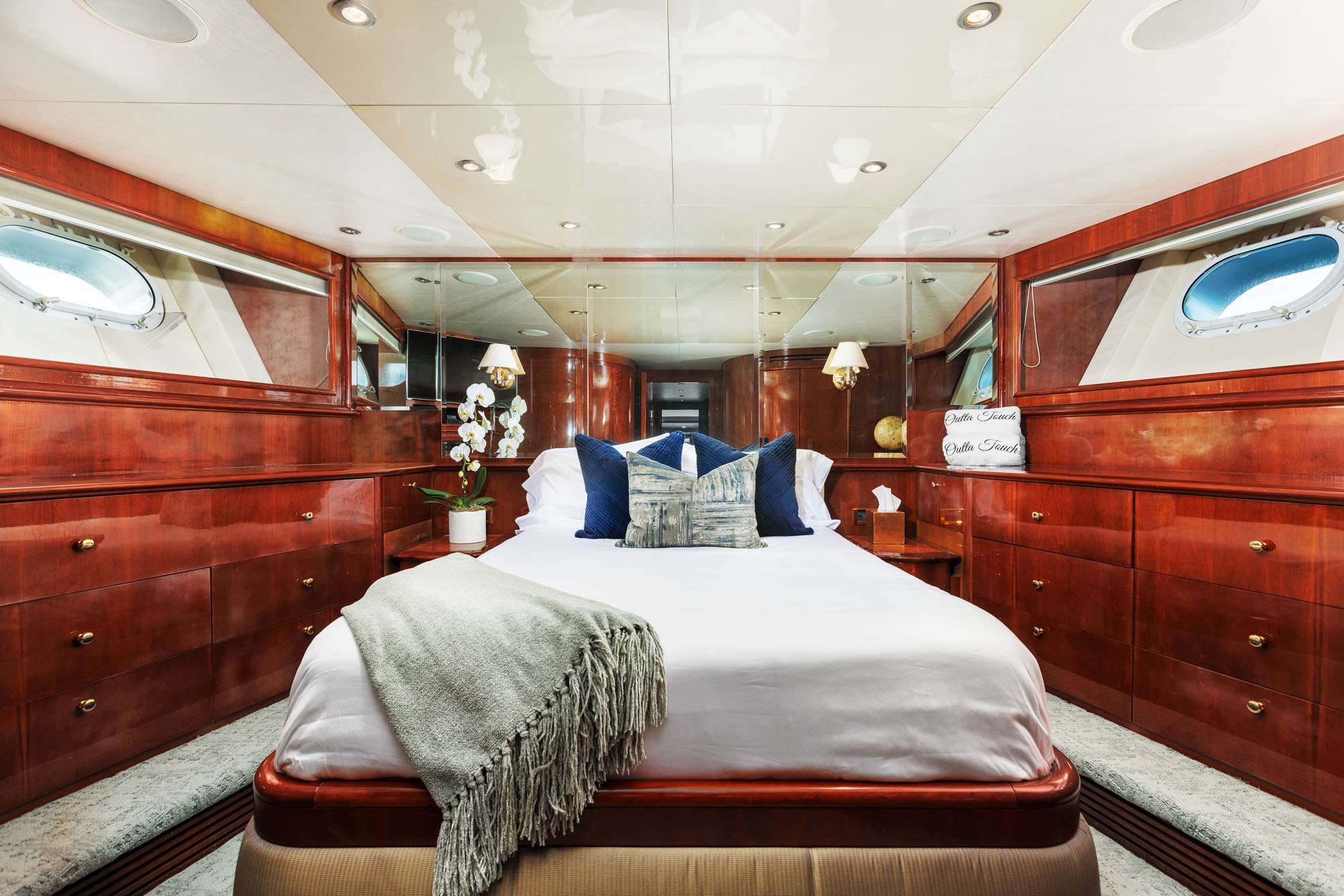 OUTTA TOUCH Yacht Charter - VIP Guest Cabin