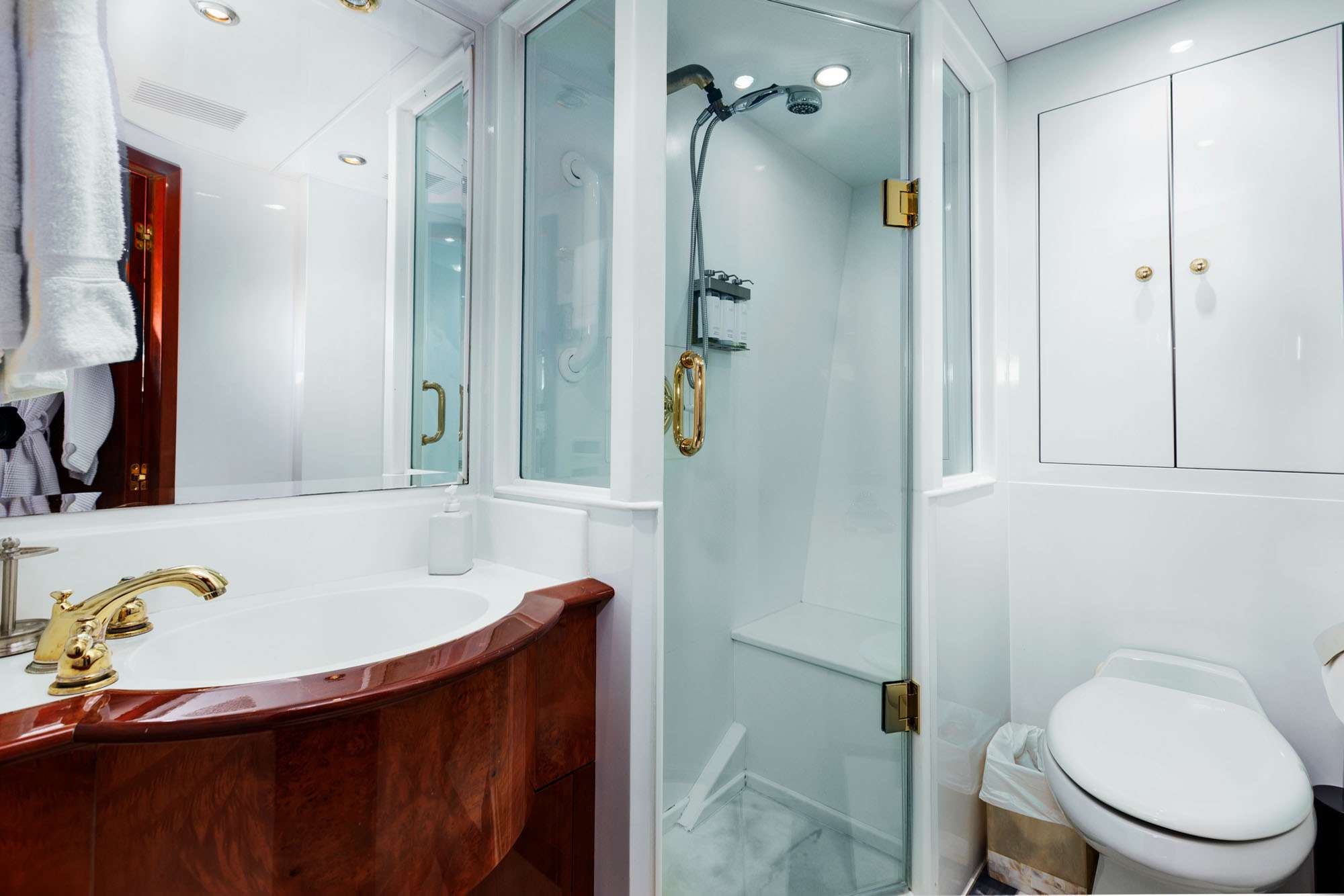 OUTTA TOUCH Yacht Charter - VIP Bathroom