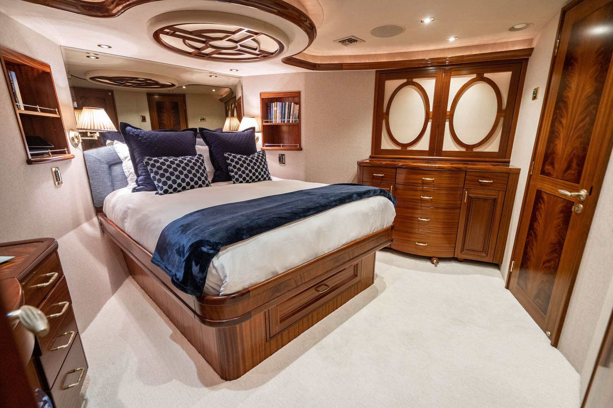 NOW OR NEVER Yacht Charter - Forward Guest VIP Stateroom