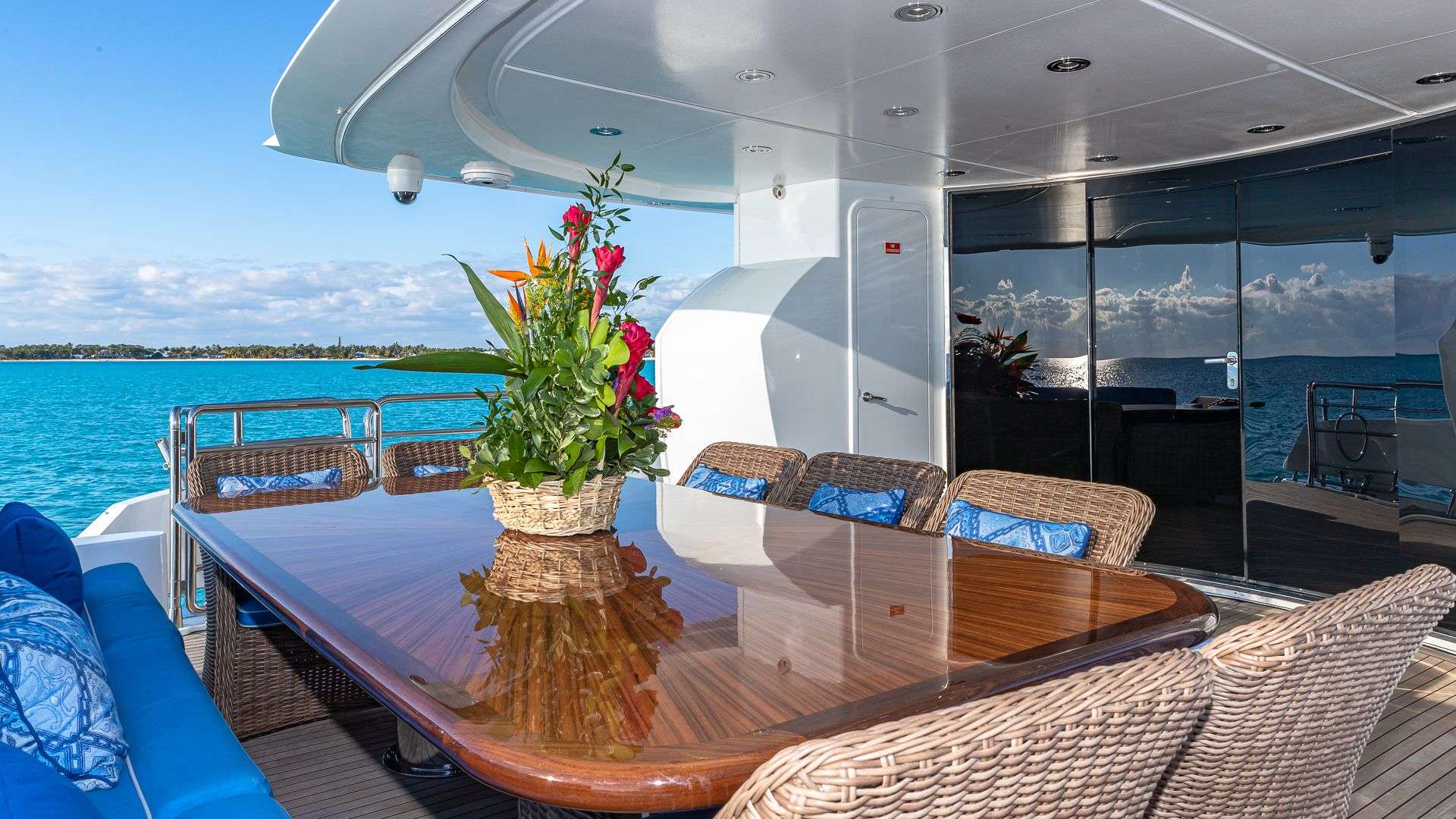 KEFI Yacht Charter - Aft deck dining