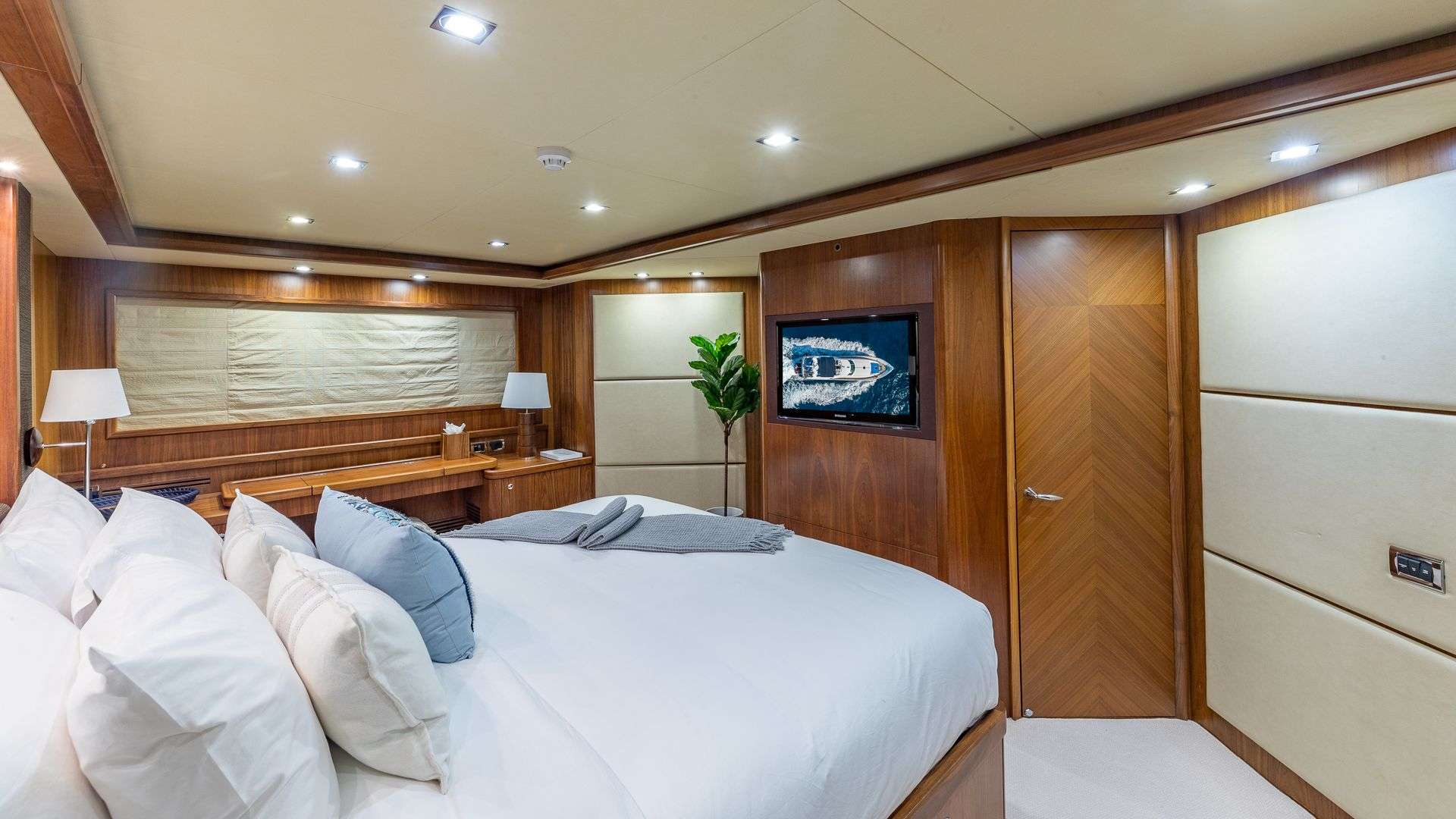 KEFI Yacht Charter - Master cabin