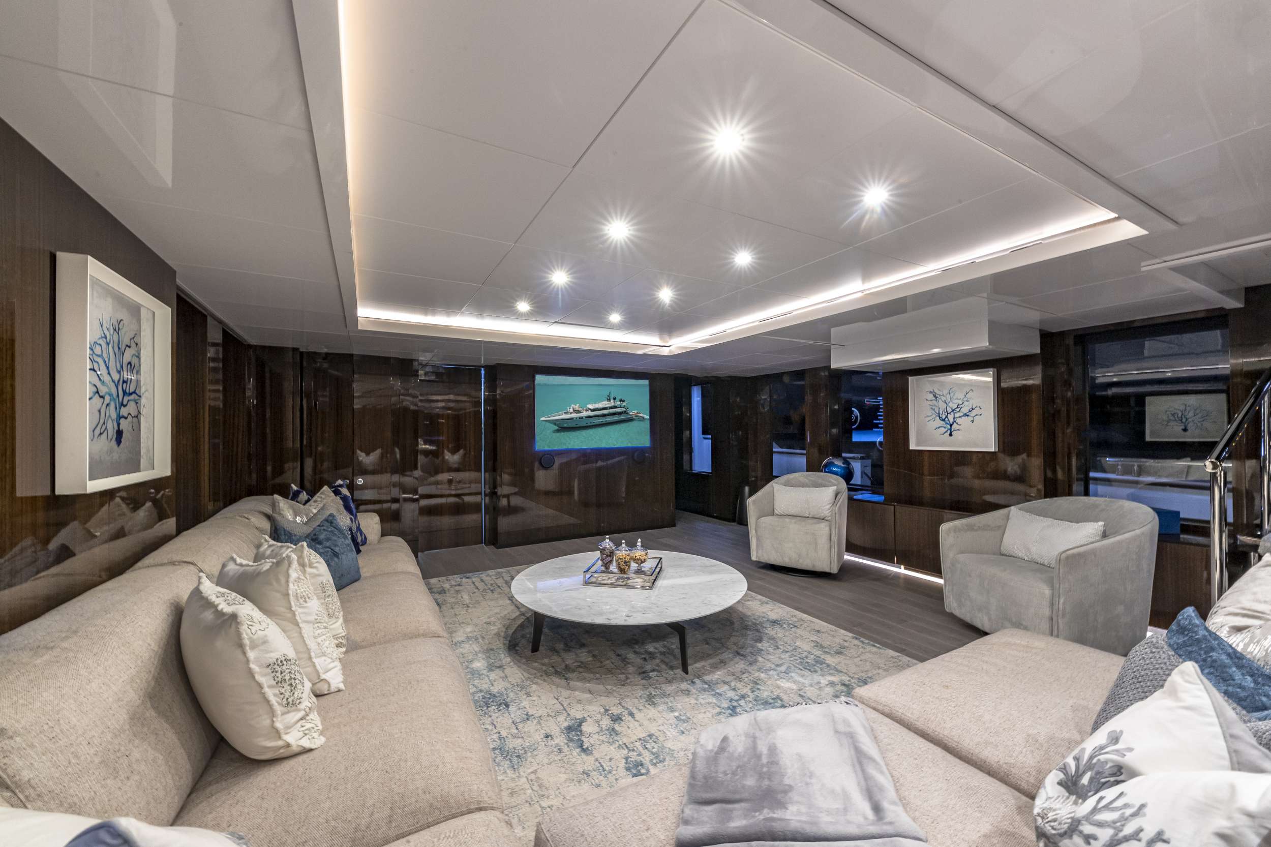 OCULUS Yacht Charter - Main Salon