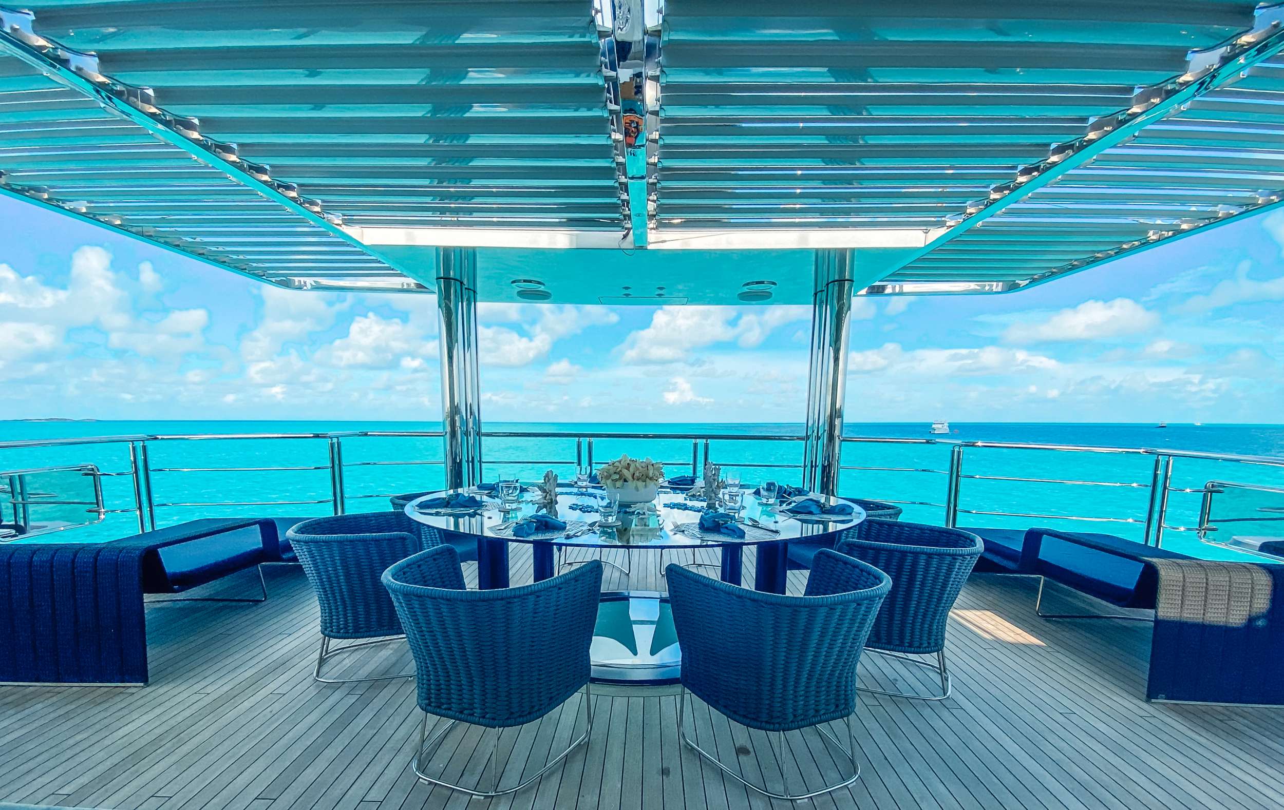 OCULUS Yacht Charter - Bridge Deck Aft Dining