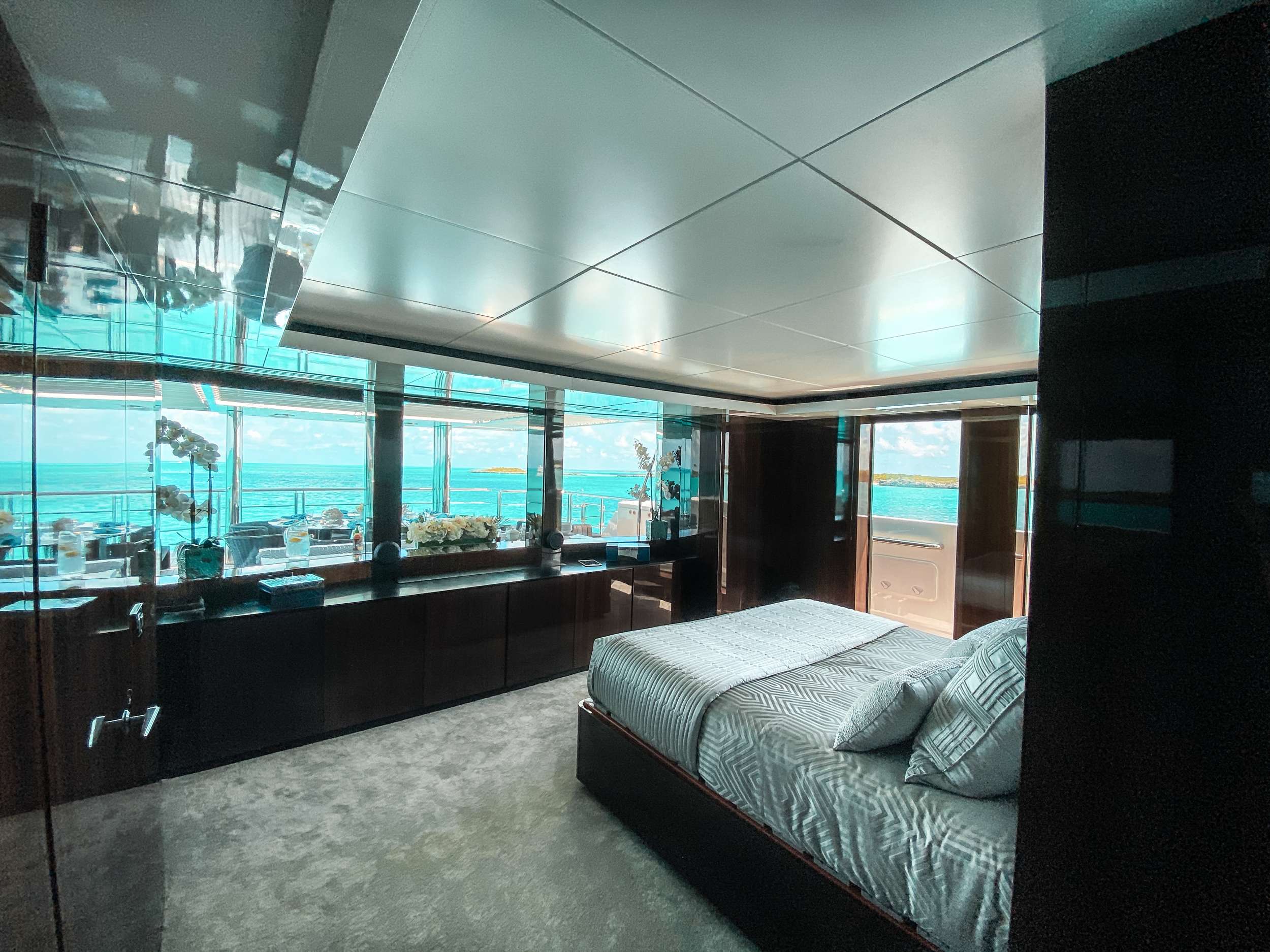 OCULUS Yacht Charter - VIP Stateroom