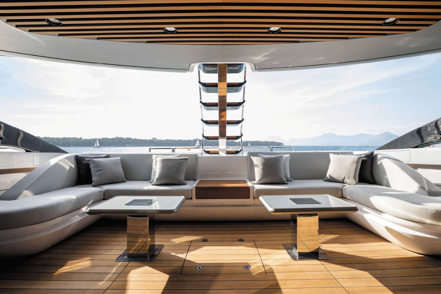 Aft seating and sunbathing area