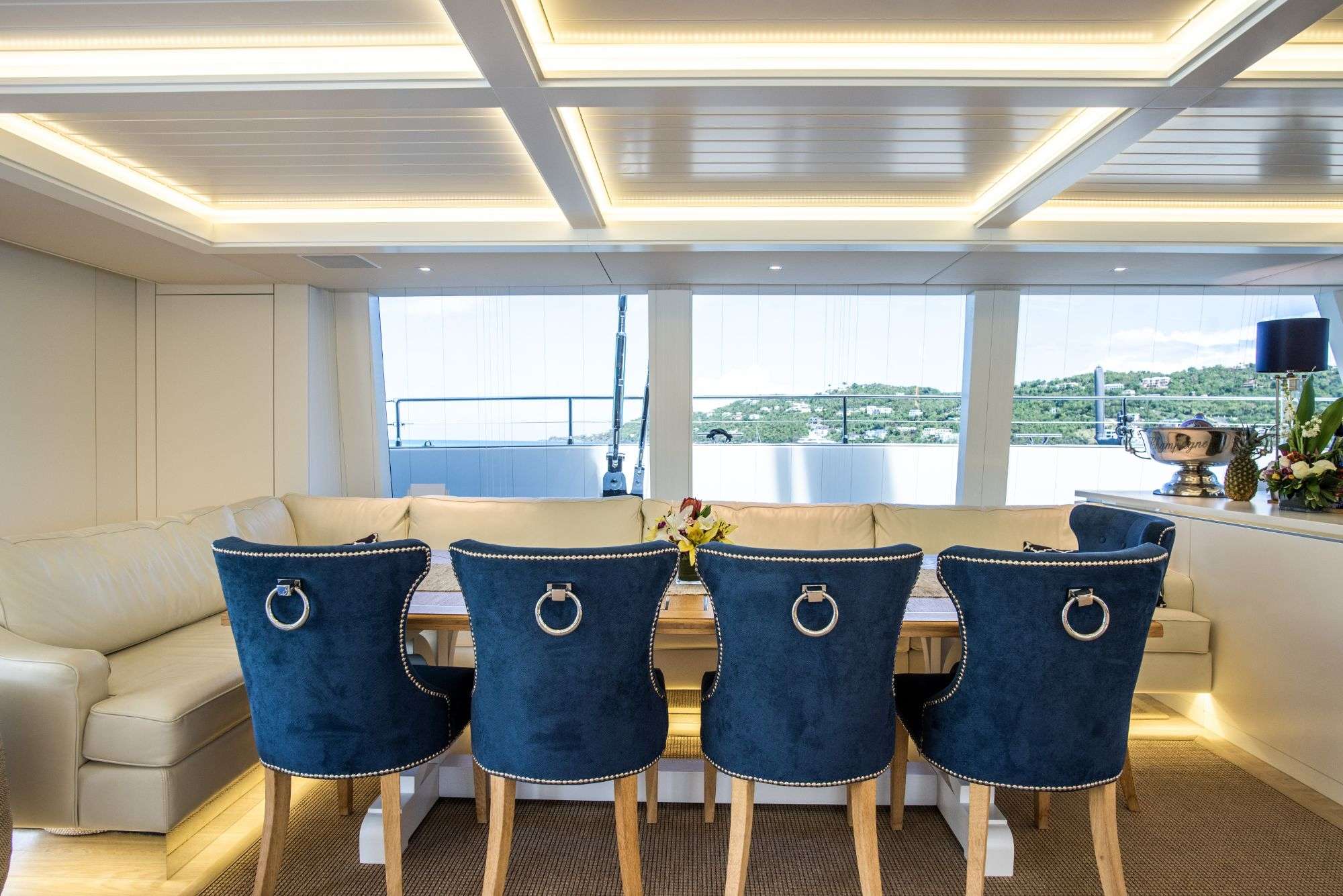 BUNDALONG Yacht Charter - Interior dining