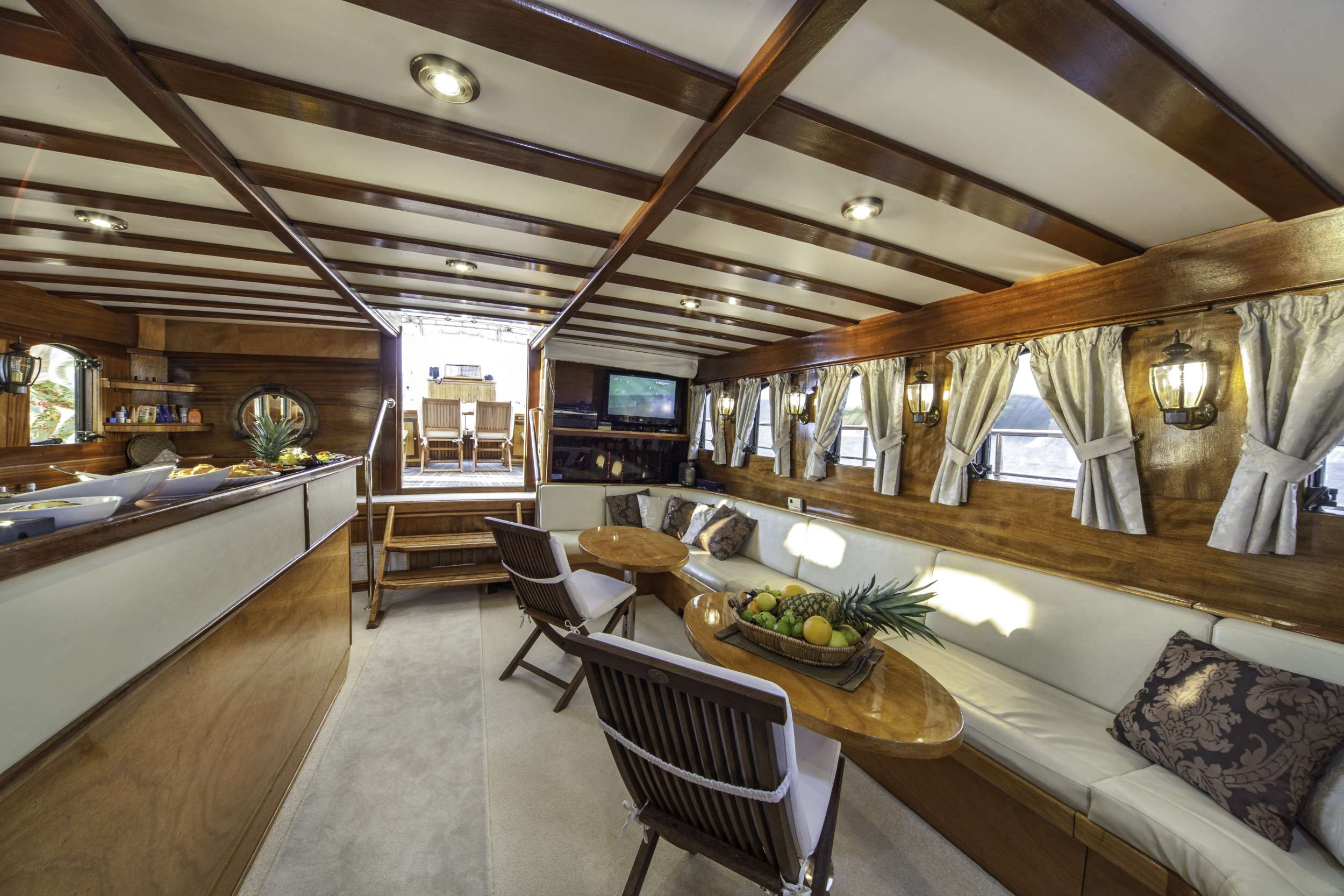 LIBRA Yacht Charter - Salon