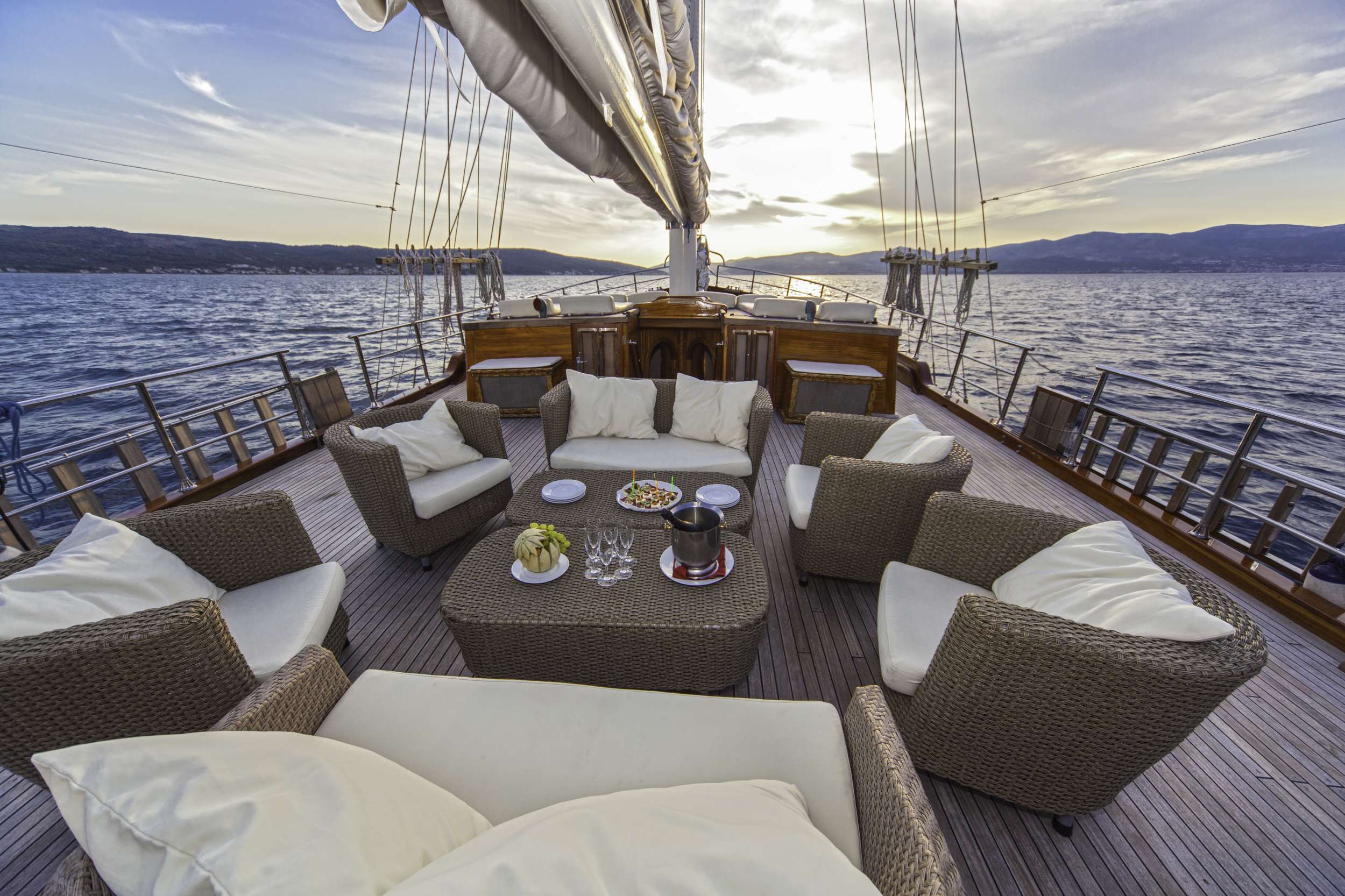 LIBRA Yacht Charter - Mid ship lounge area