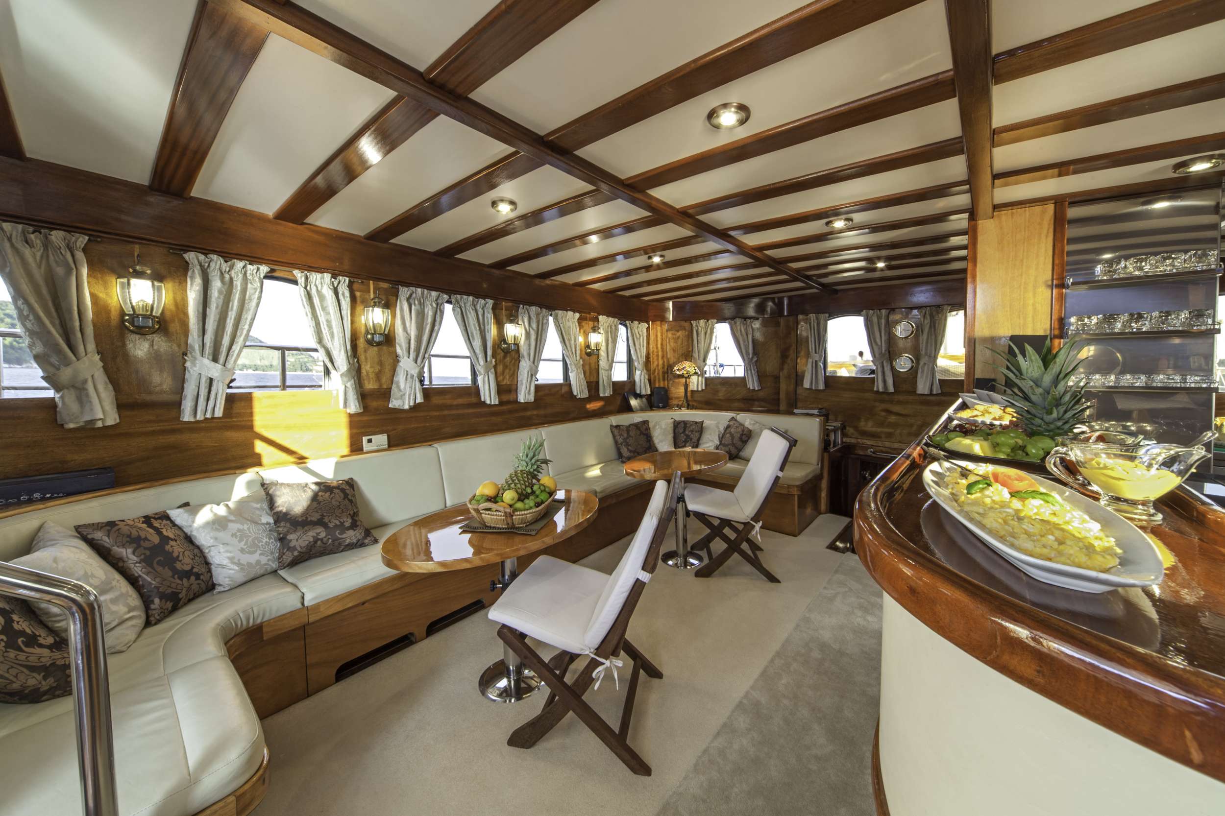 LIBRA Yacht Charter - Libra - salon
