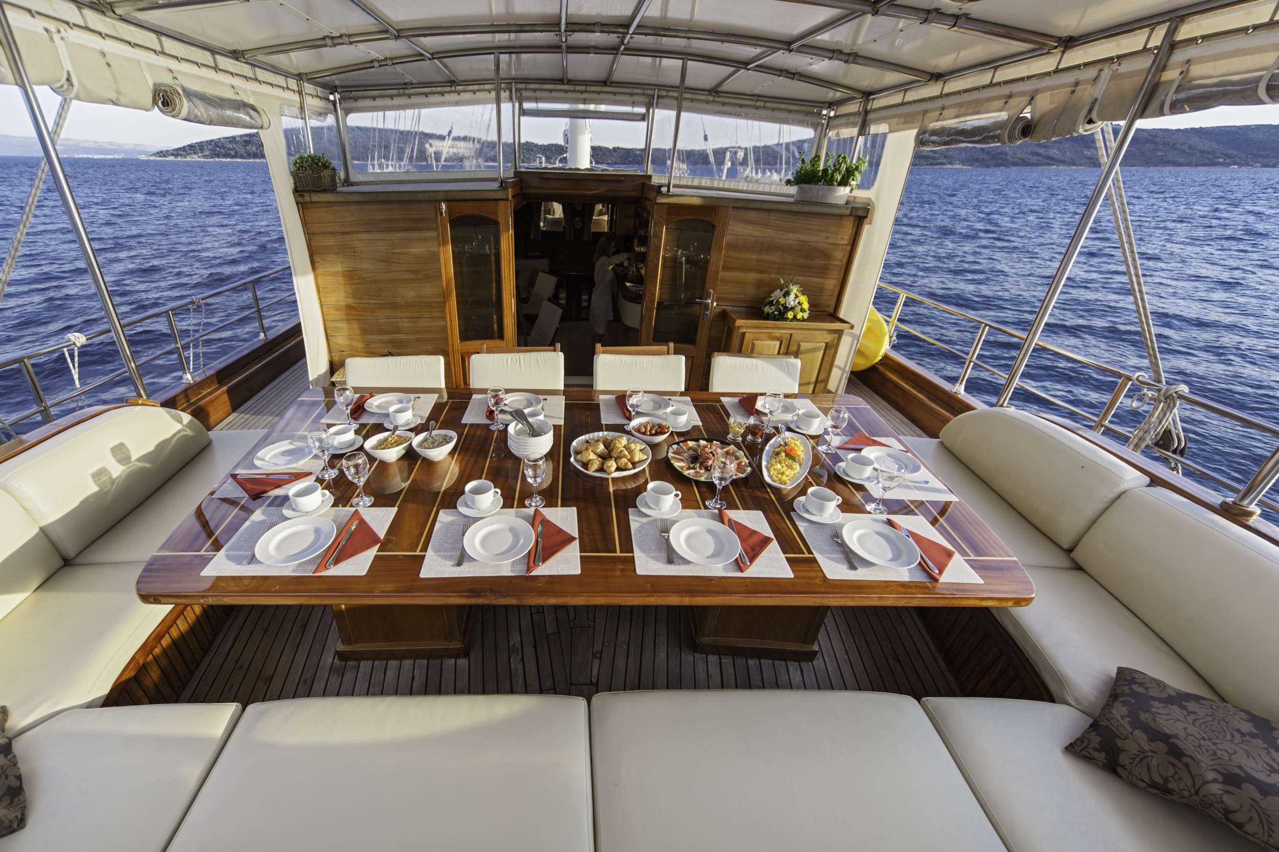 LIBRA Yacht Charter - Libra - aft dining area