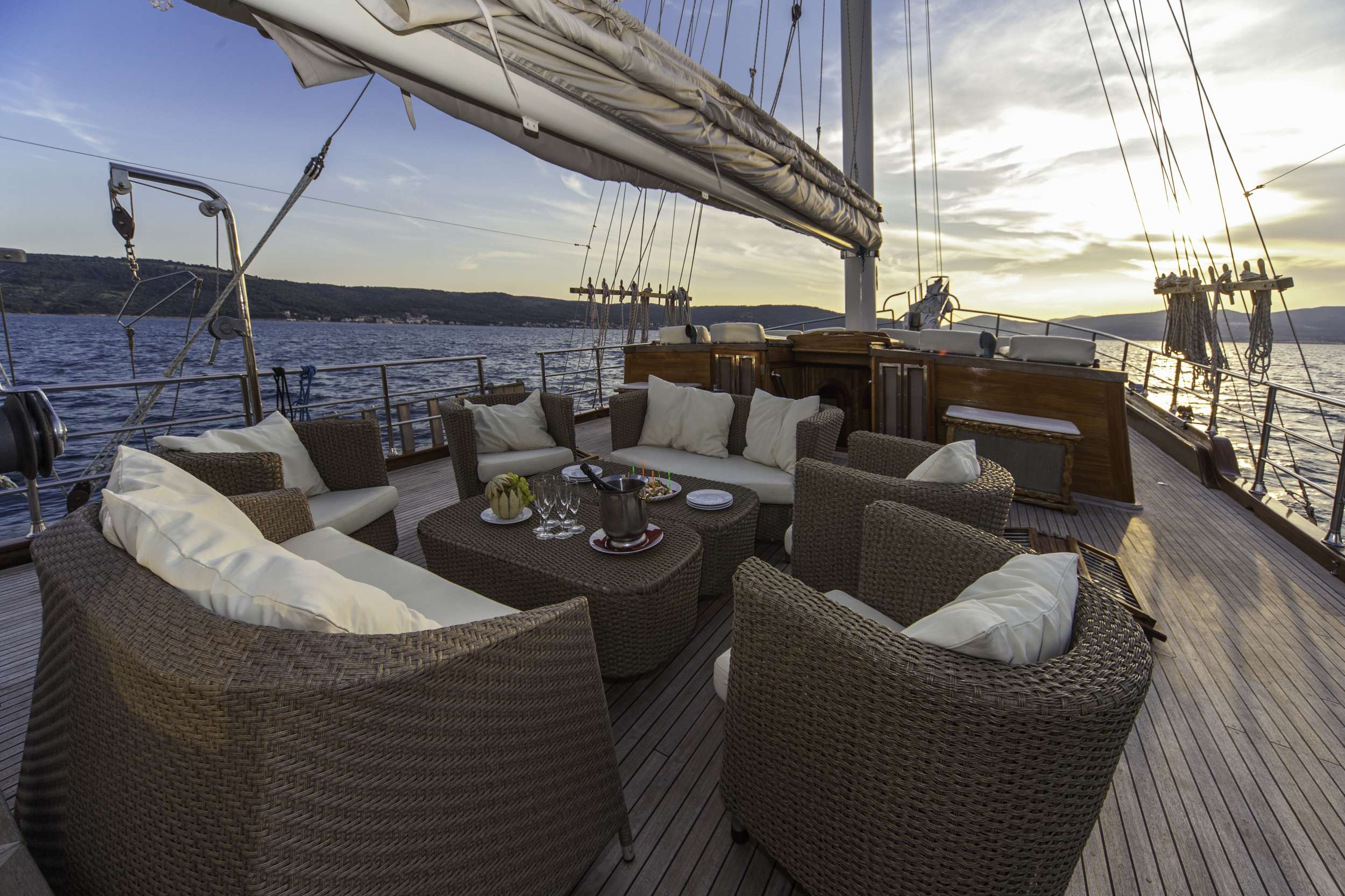 LIBRA Yacht Charter - Mid ship lounge area