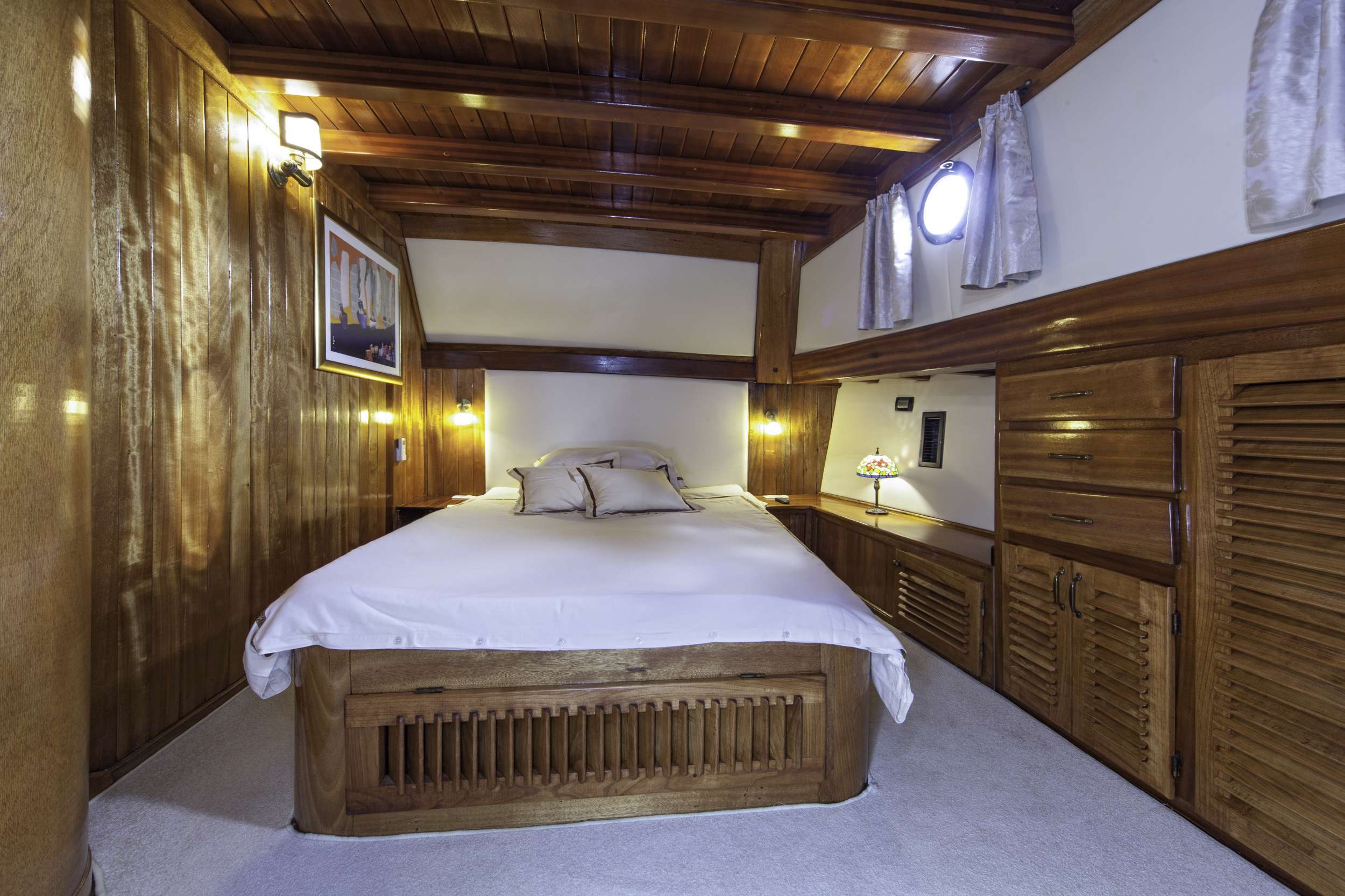 LIBRA Yacht Charter - One of two mirror Master cabins (bow)