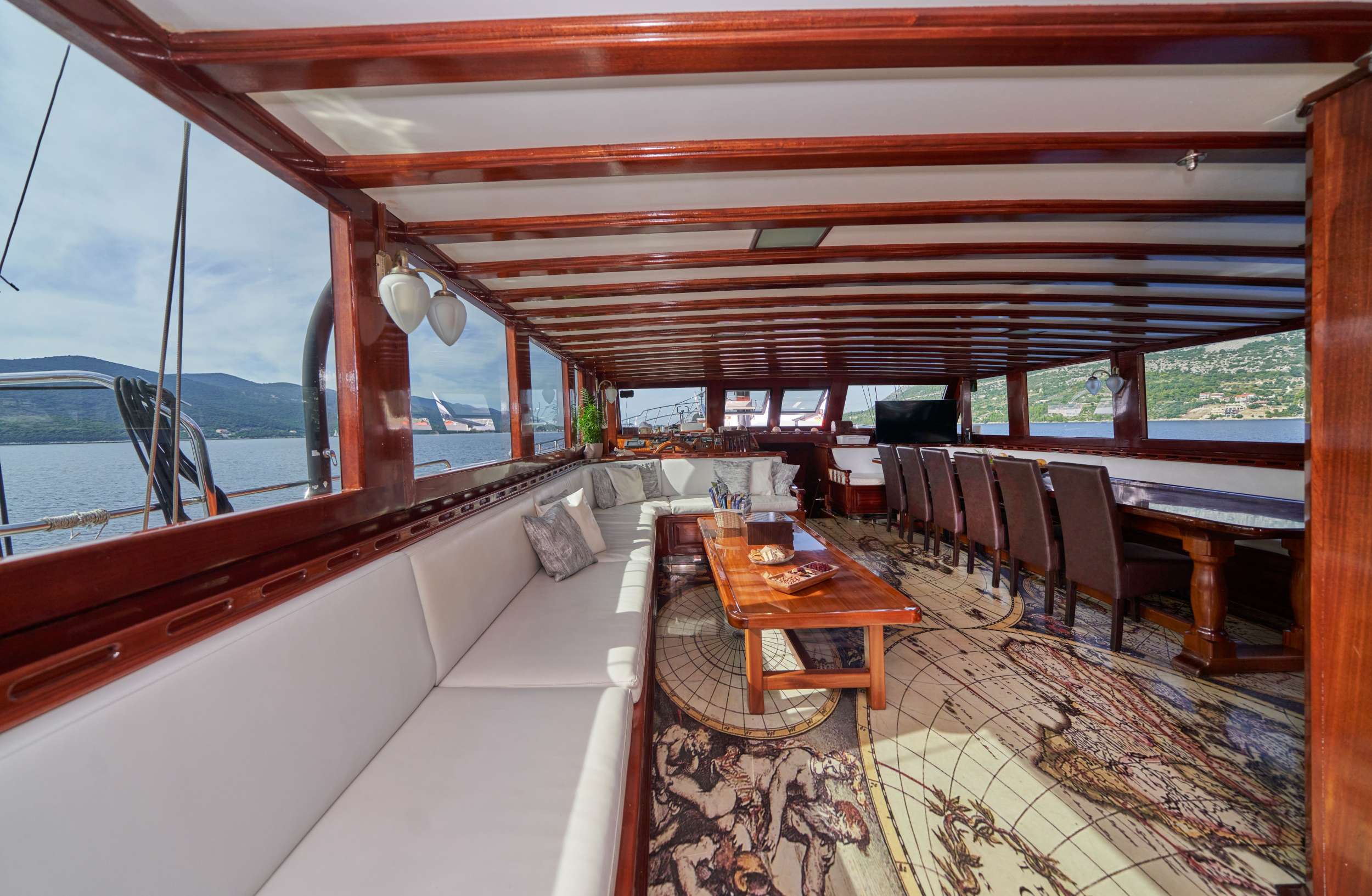 STELLA MARIS Yacht Charter - Spacious salon on Stella Maris