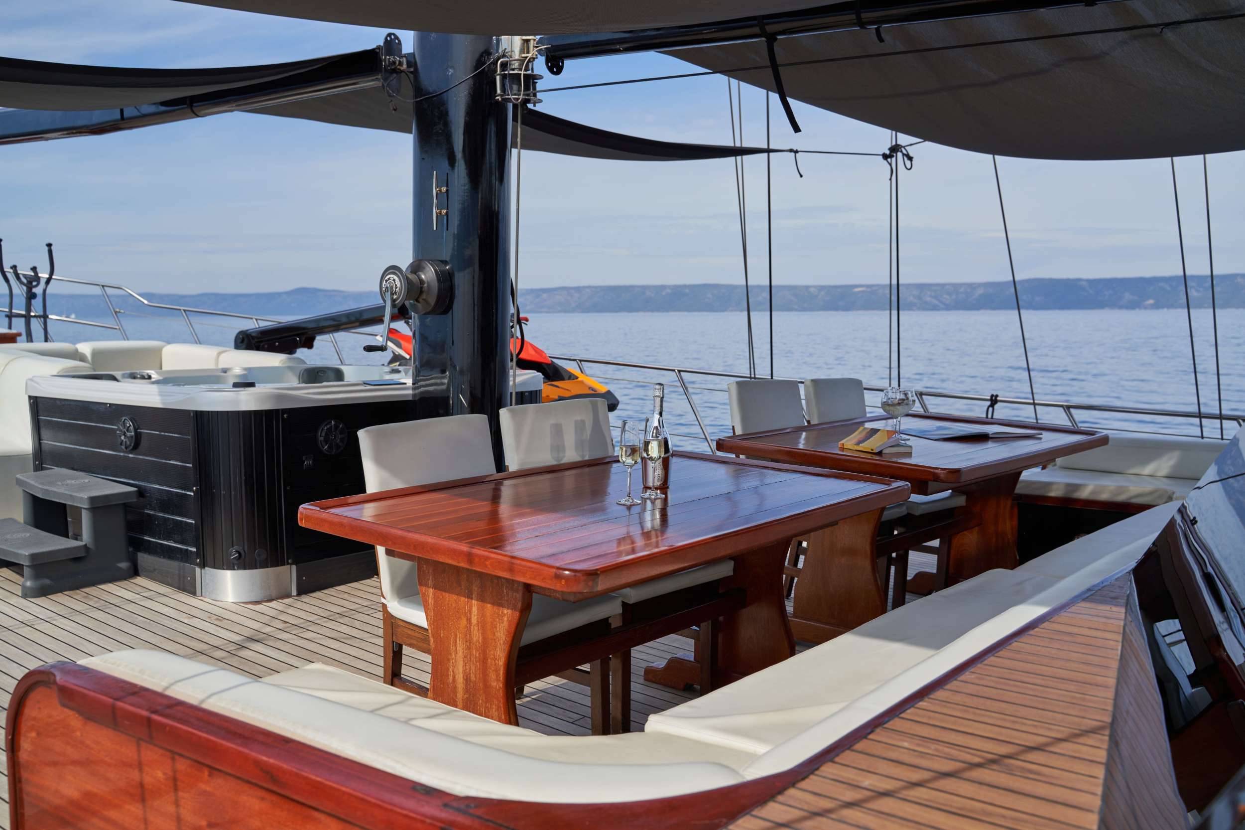 STELLA MARIS Yacht Charter - Aft lounge
