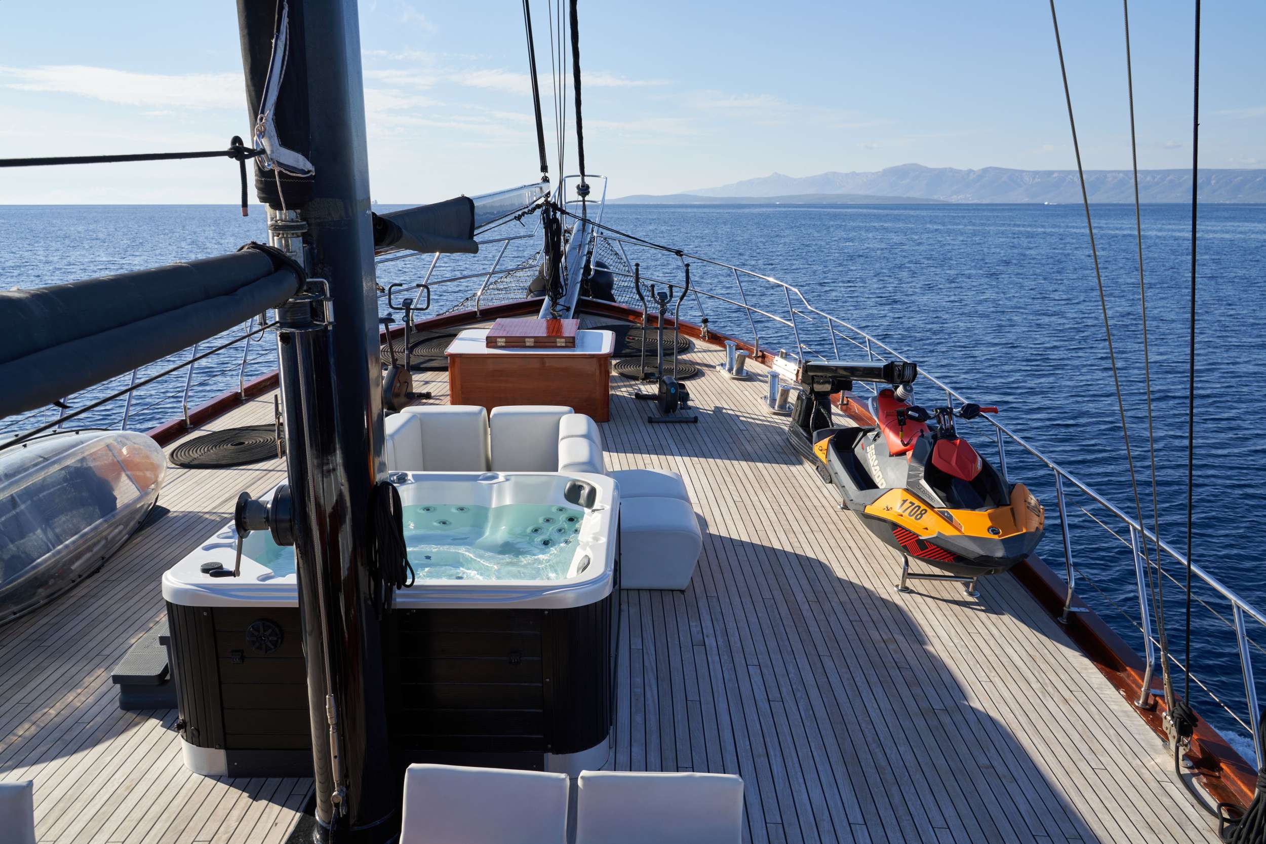 STELLA MARIS Yacht Charter - Aft lounge