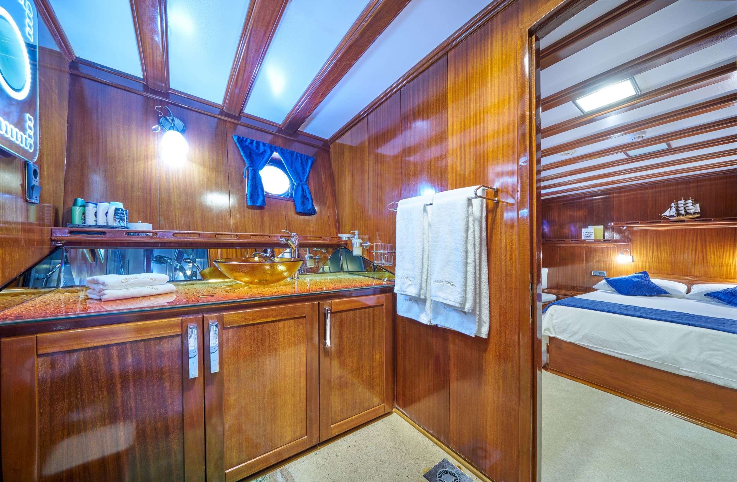 STELLA MARIS Yacht Charter - Bathroom