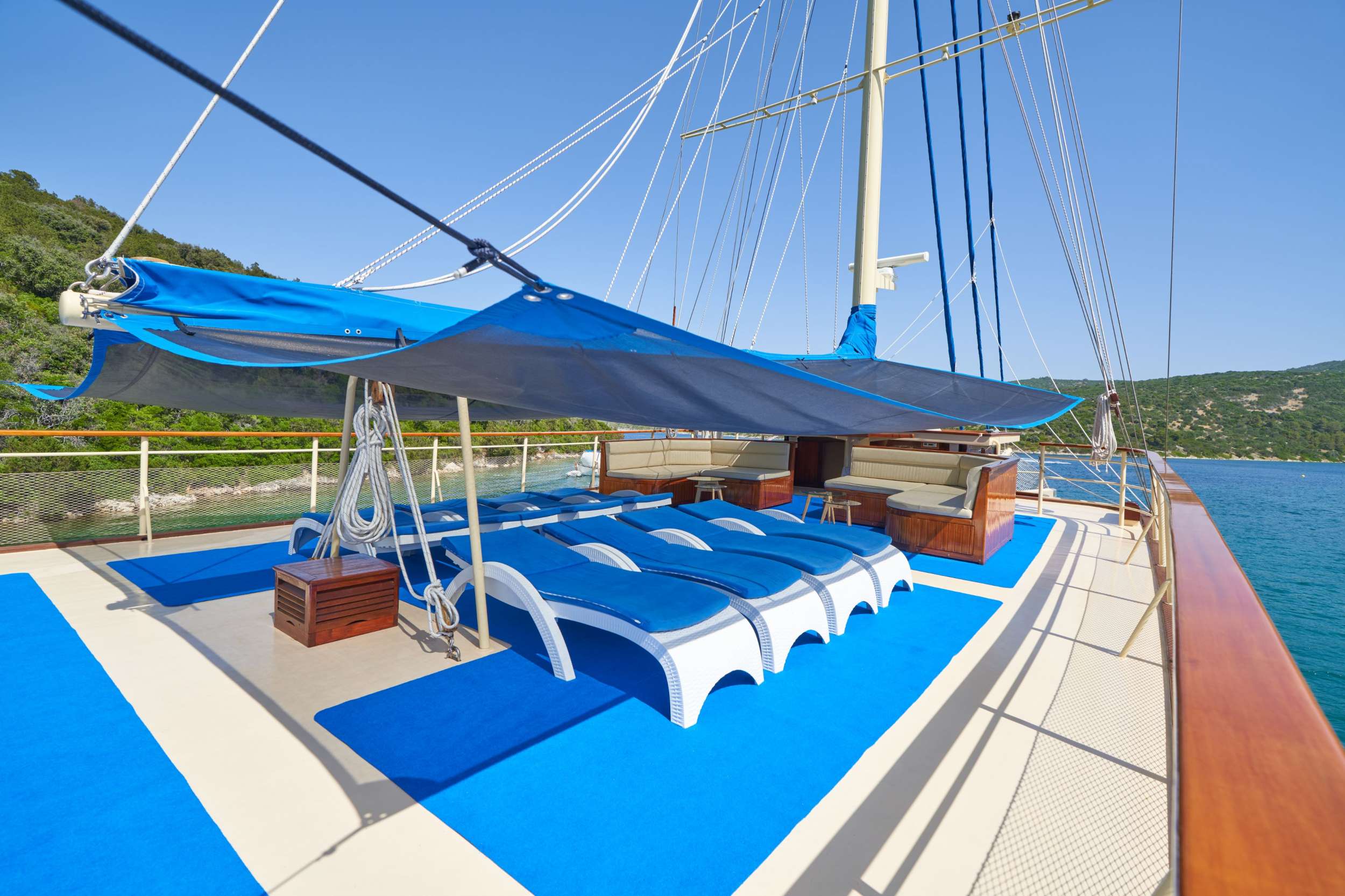 TAJNA MORA Yacht Charter - Lounge area - bow