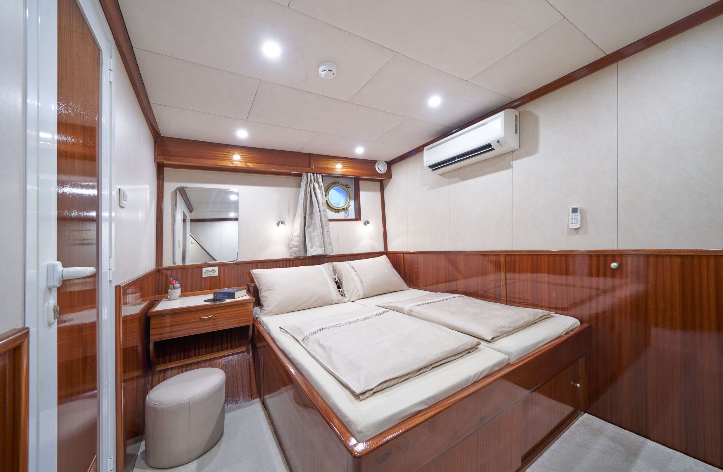 TAJNA MORA Yacht Charter - Master cabin