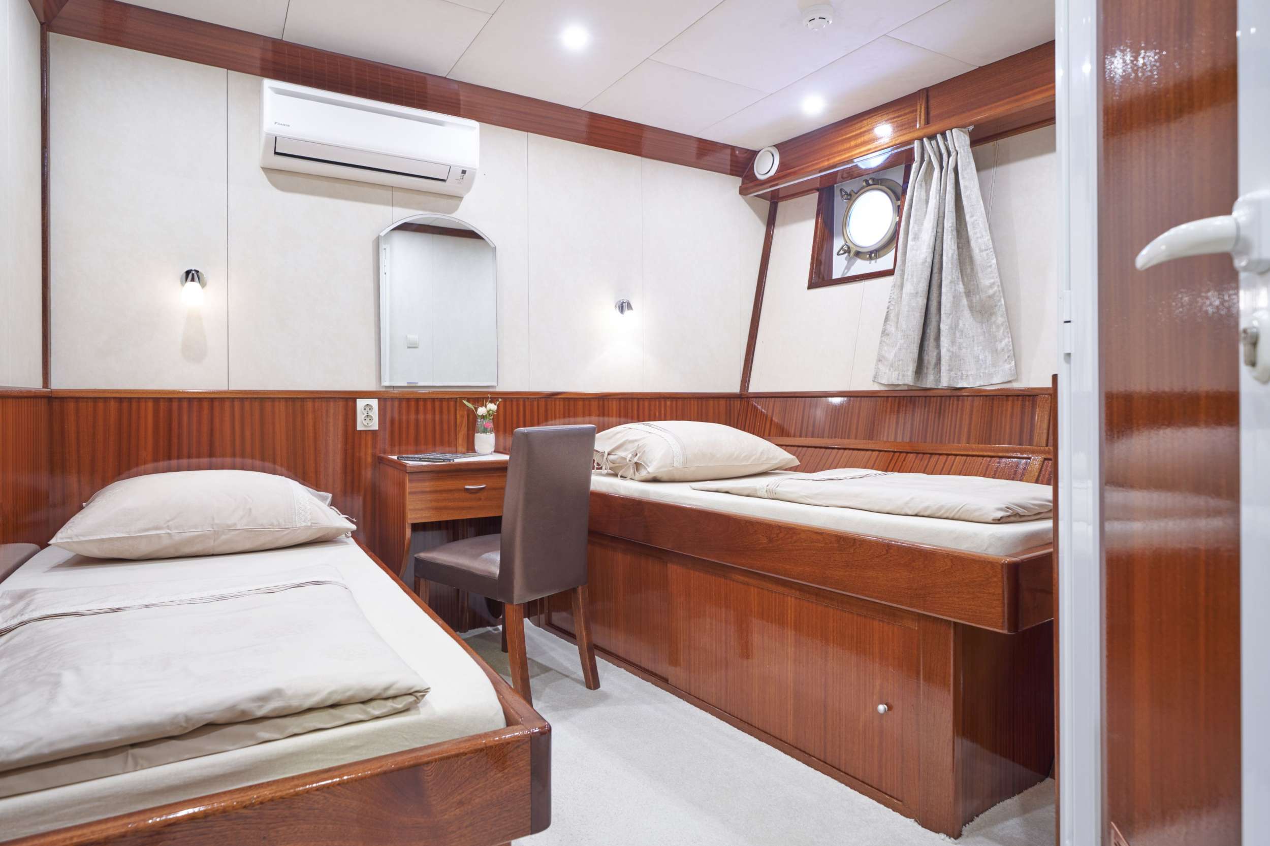 TAJNA MORA Yacht Charter - Guest cabin