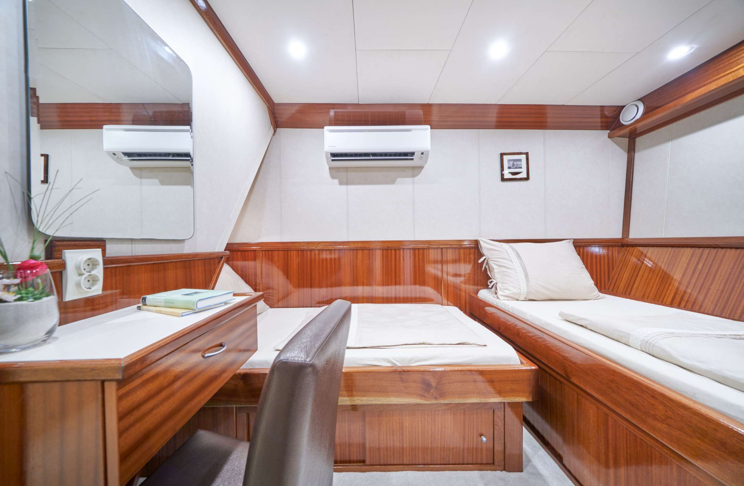 TAJNA MORA Yacht Charter - Guest cabin