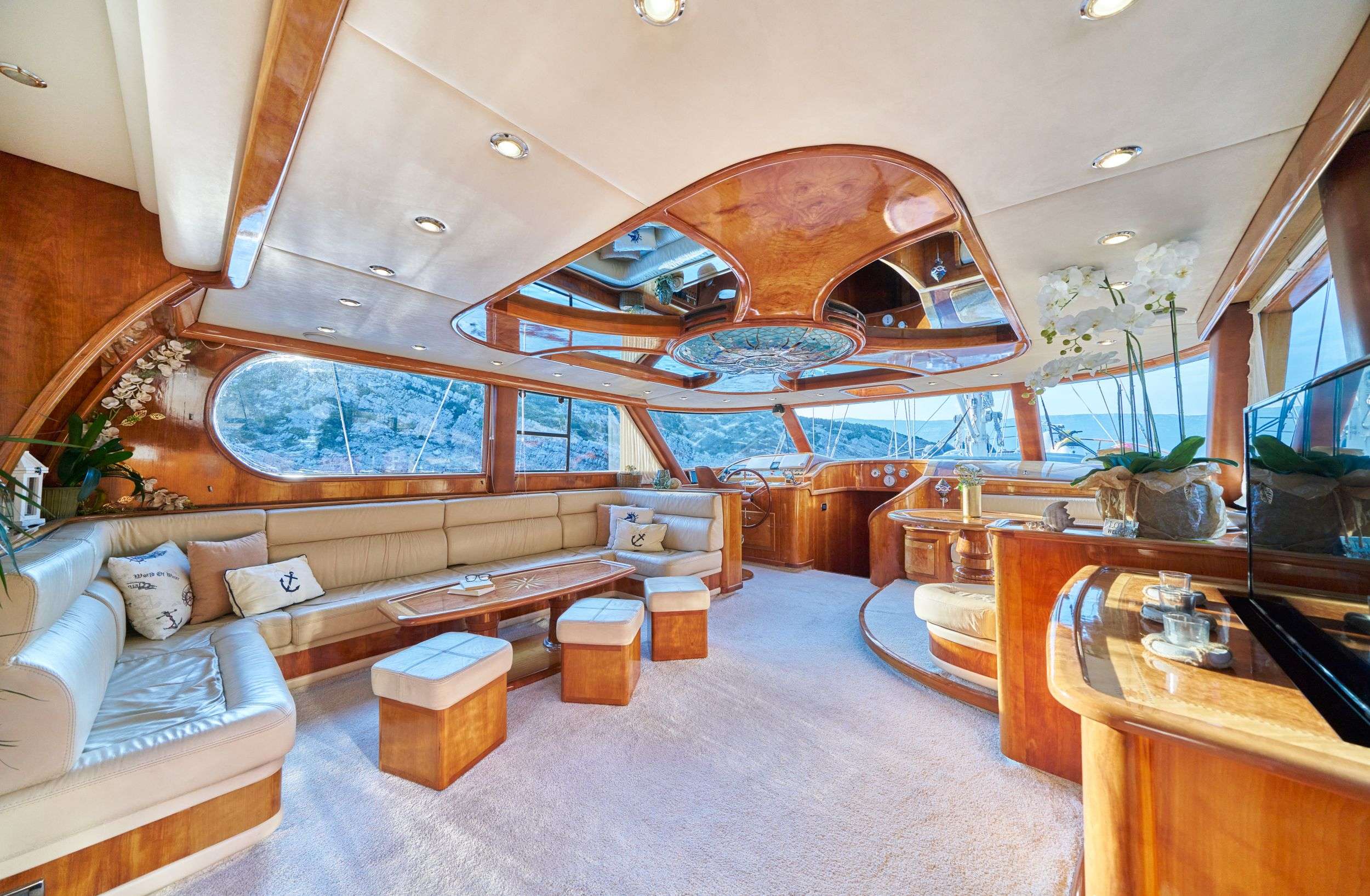 LOTUS Yacht Charter - Salon