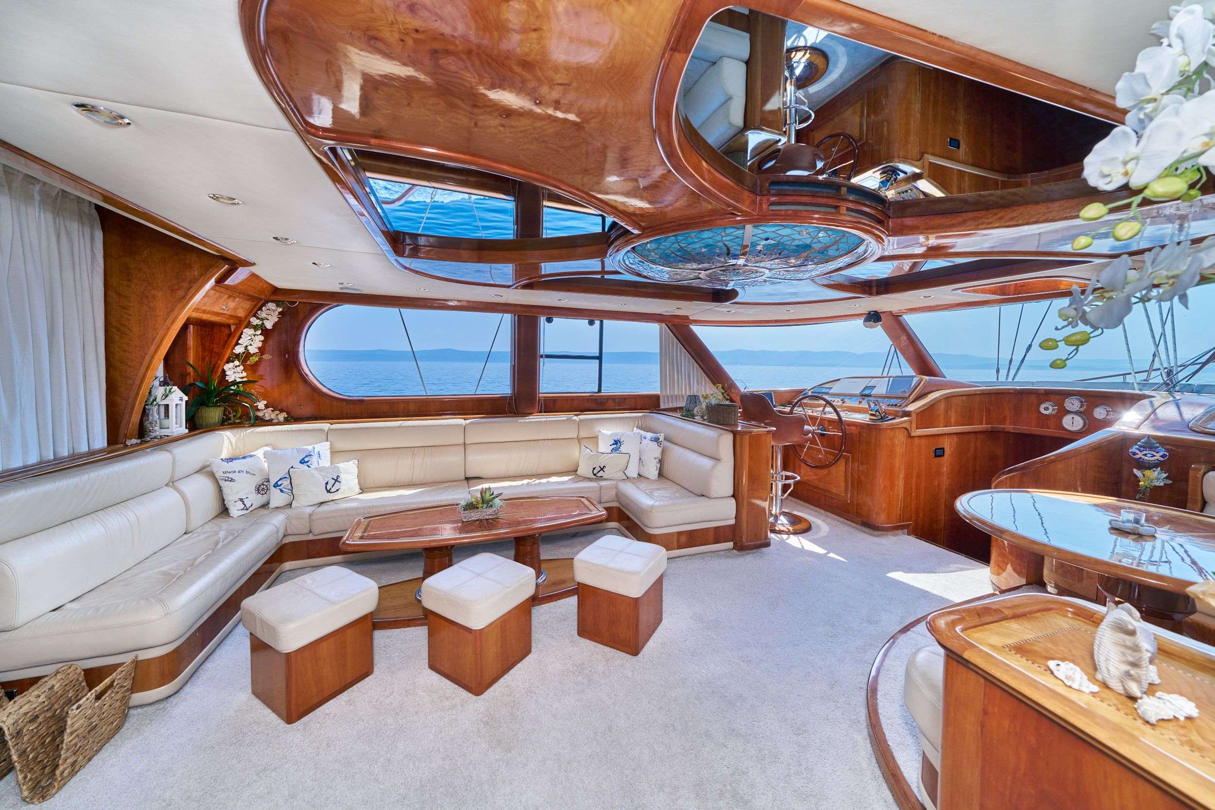 LOTUS Yacht Charter - Salon