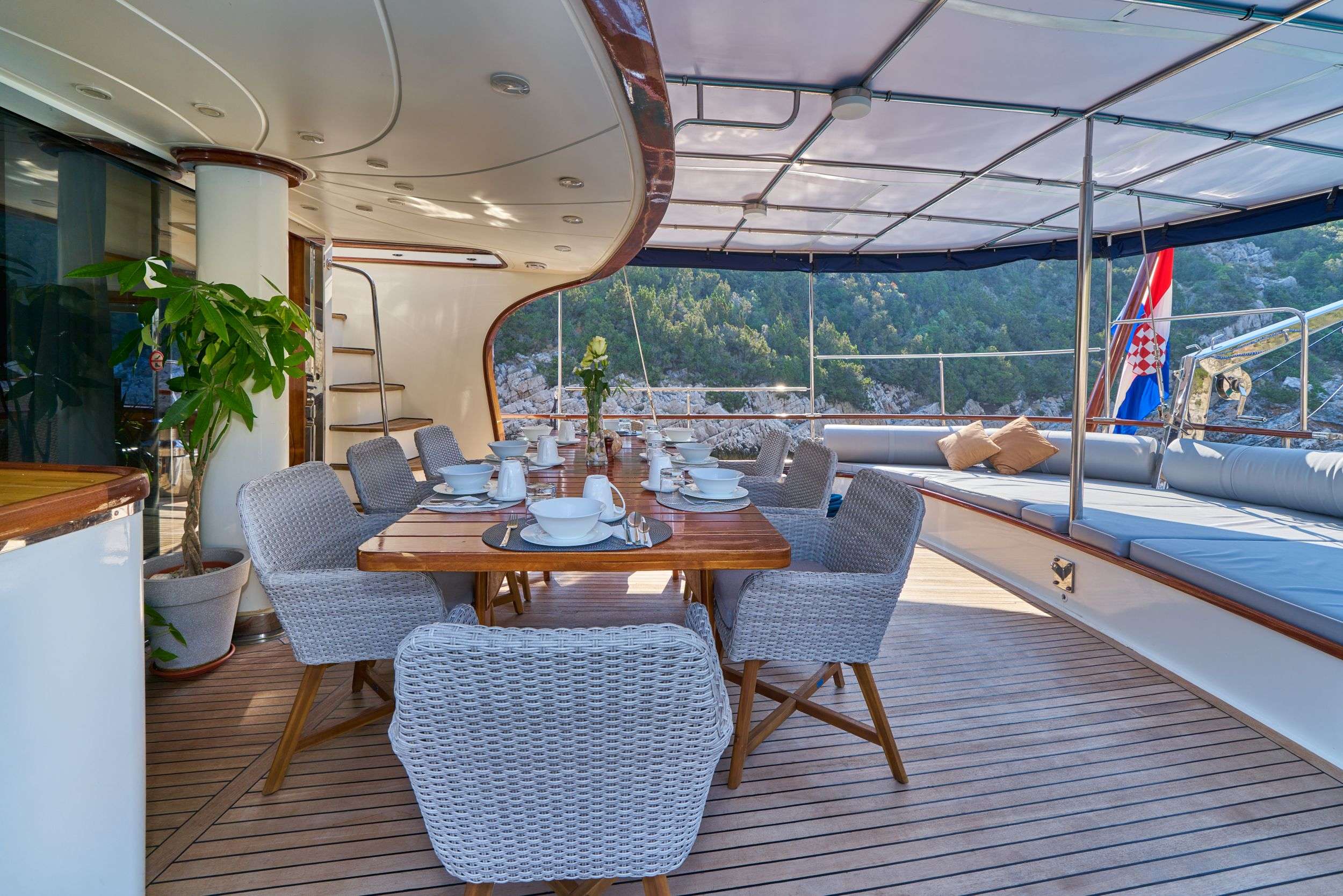 LOTUS Yacht Charter - Aft dining &amp; lounge