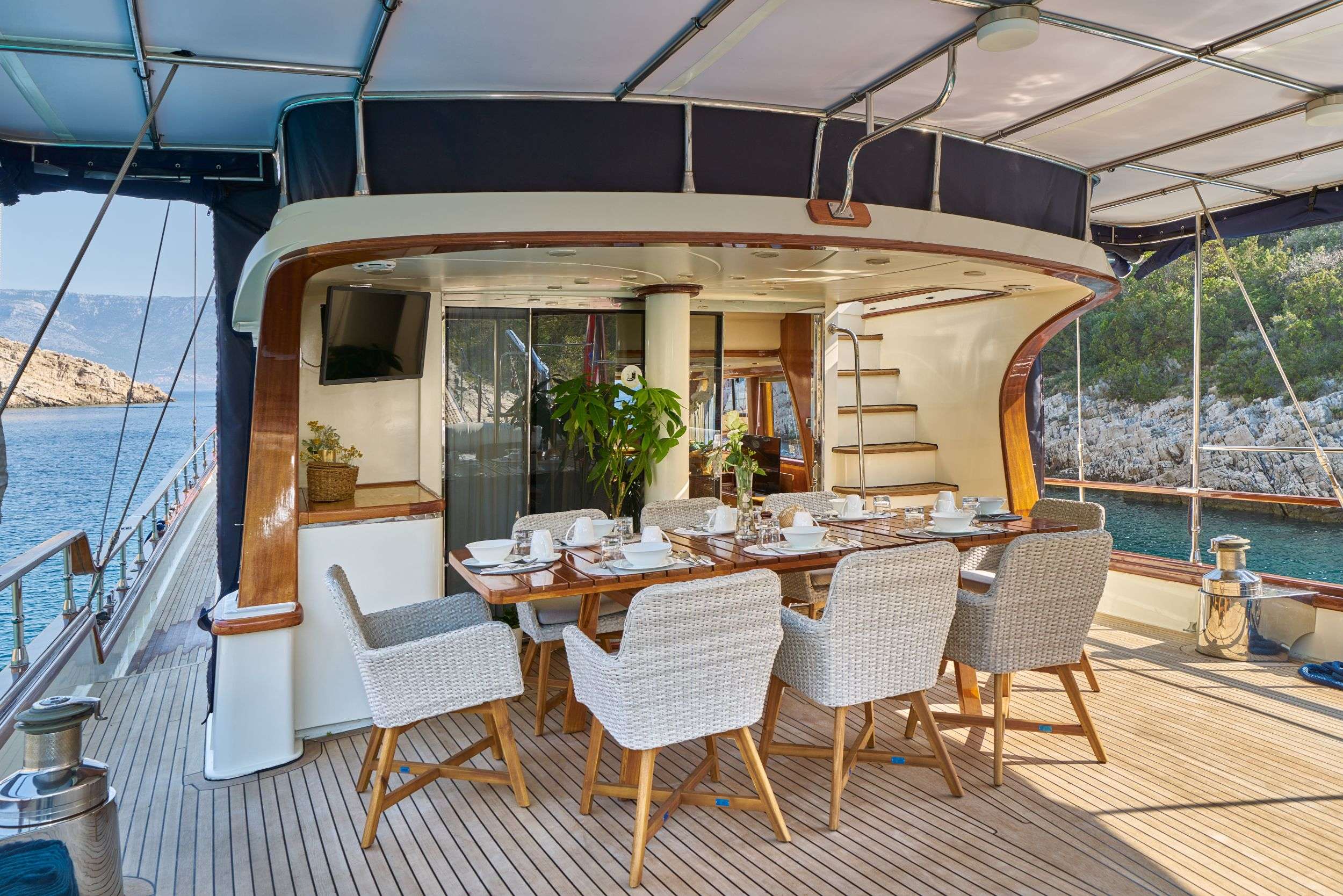 LOTUS Yacht Charter - Aft dining
