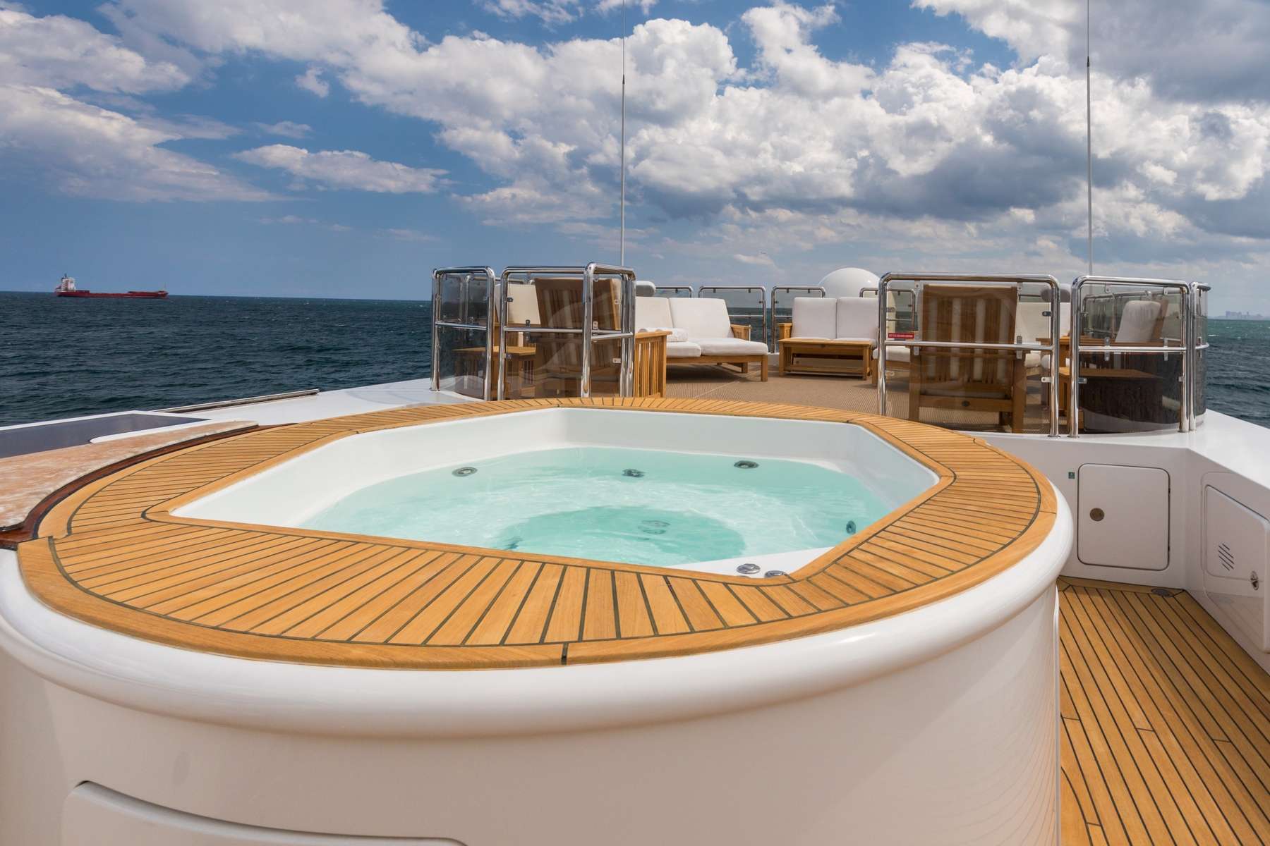 Jacuzzi &amp; Sunbathing area