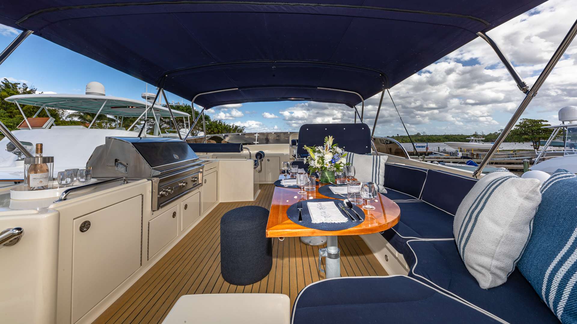FALCON Yacht Charter - Flybridge Lounge - Cocktail Cruise