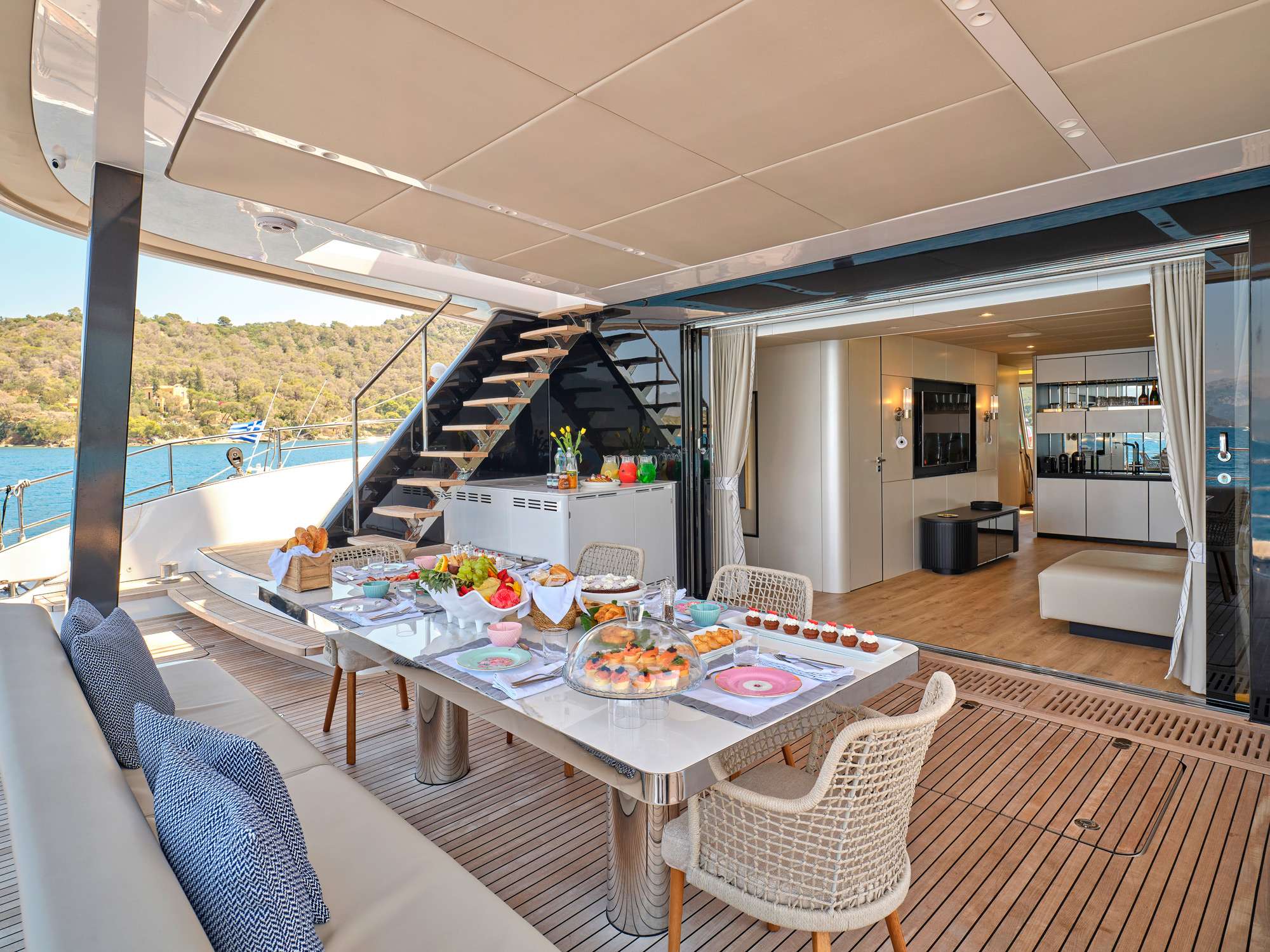 GENNY Yacht Charter - Aft dining area