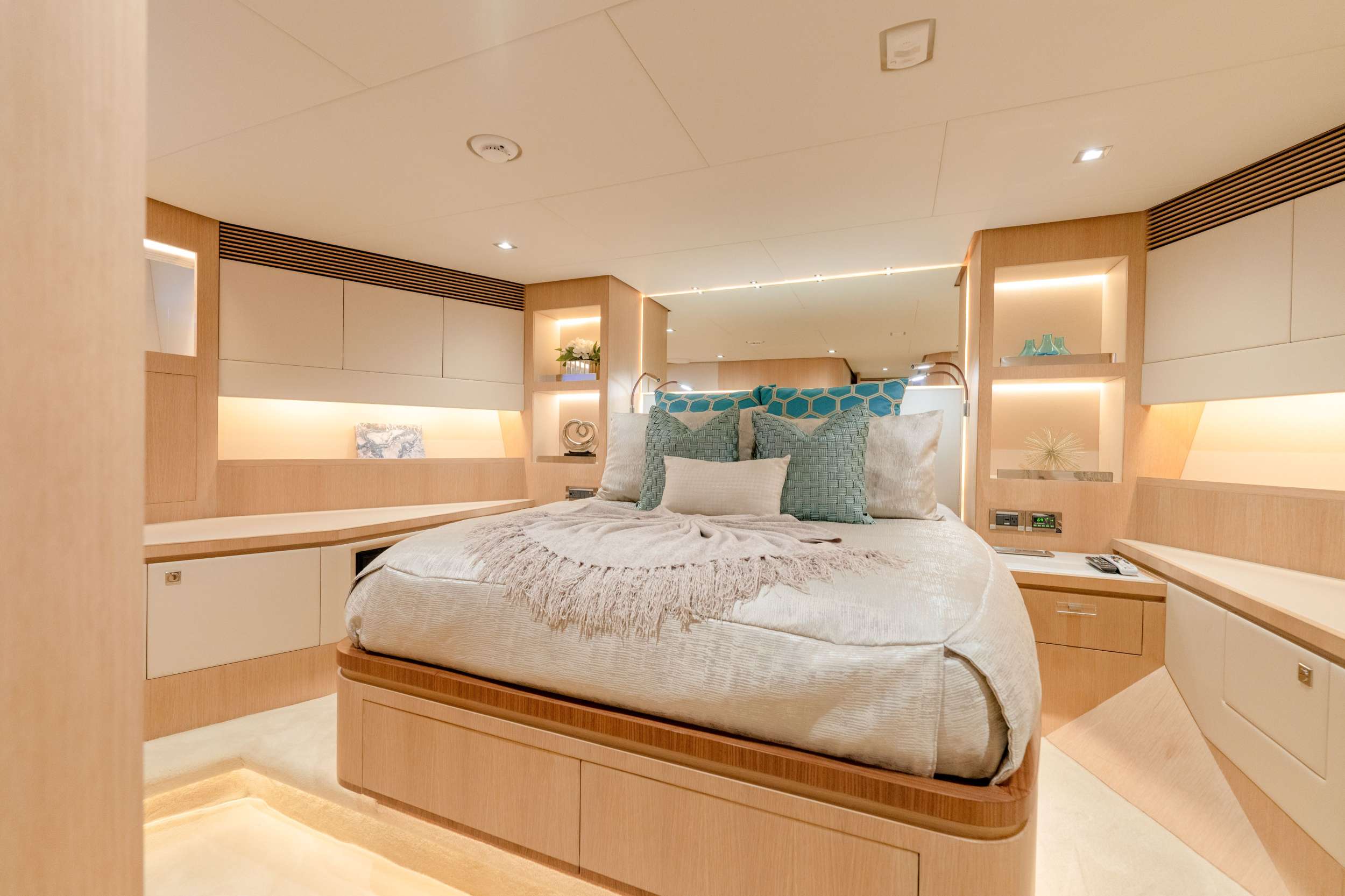 AQUA LIFE Yacht Charter - VIP Cabin
