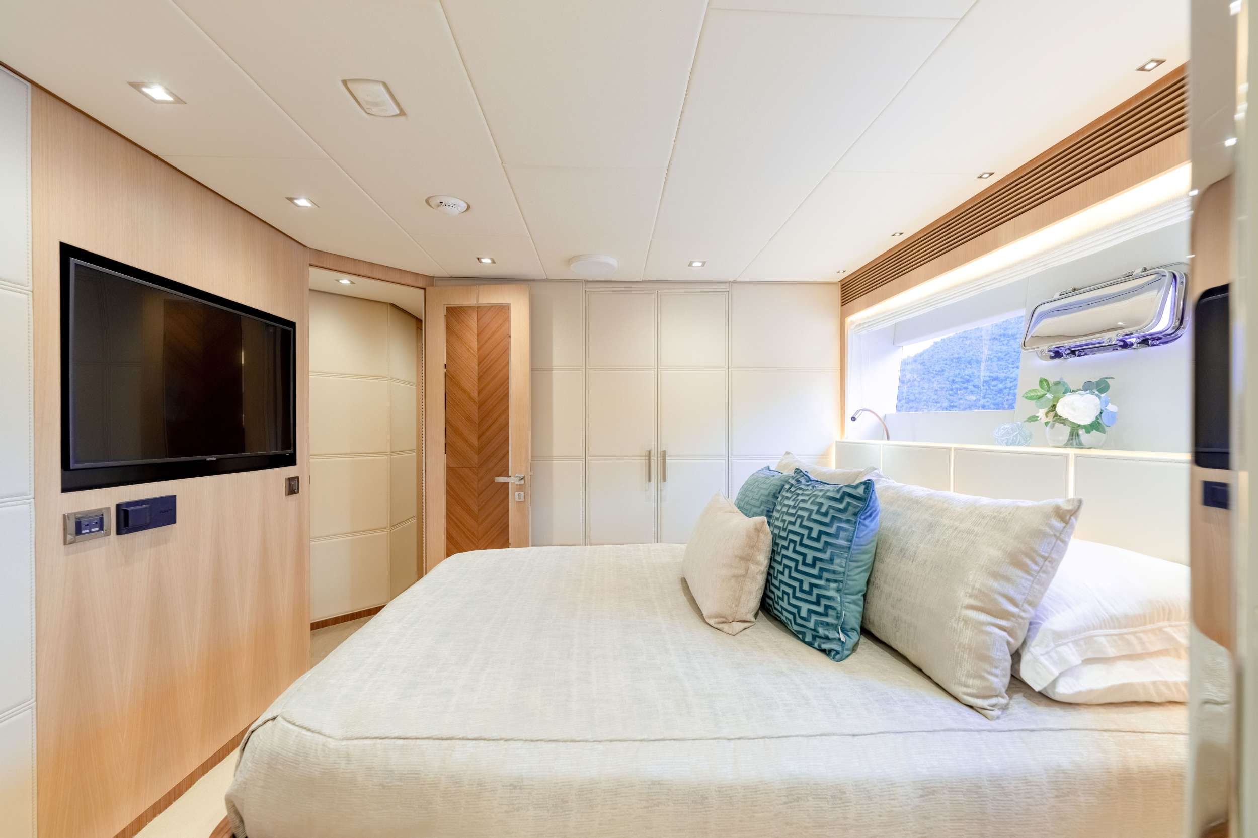 AQUA LIFE Yacht Charter - Guest Cabin