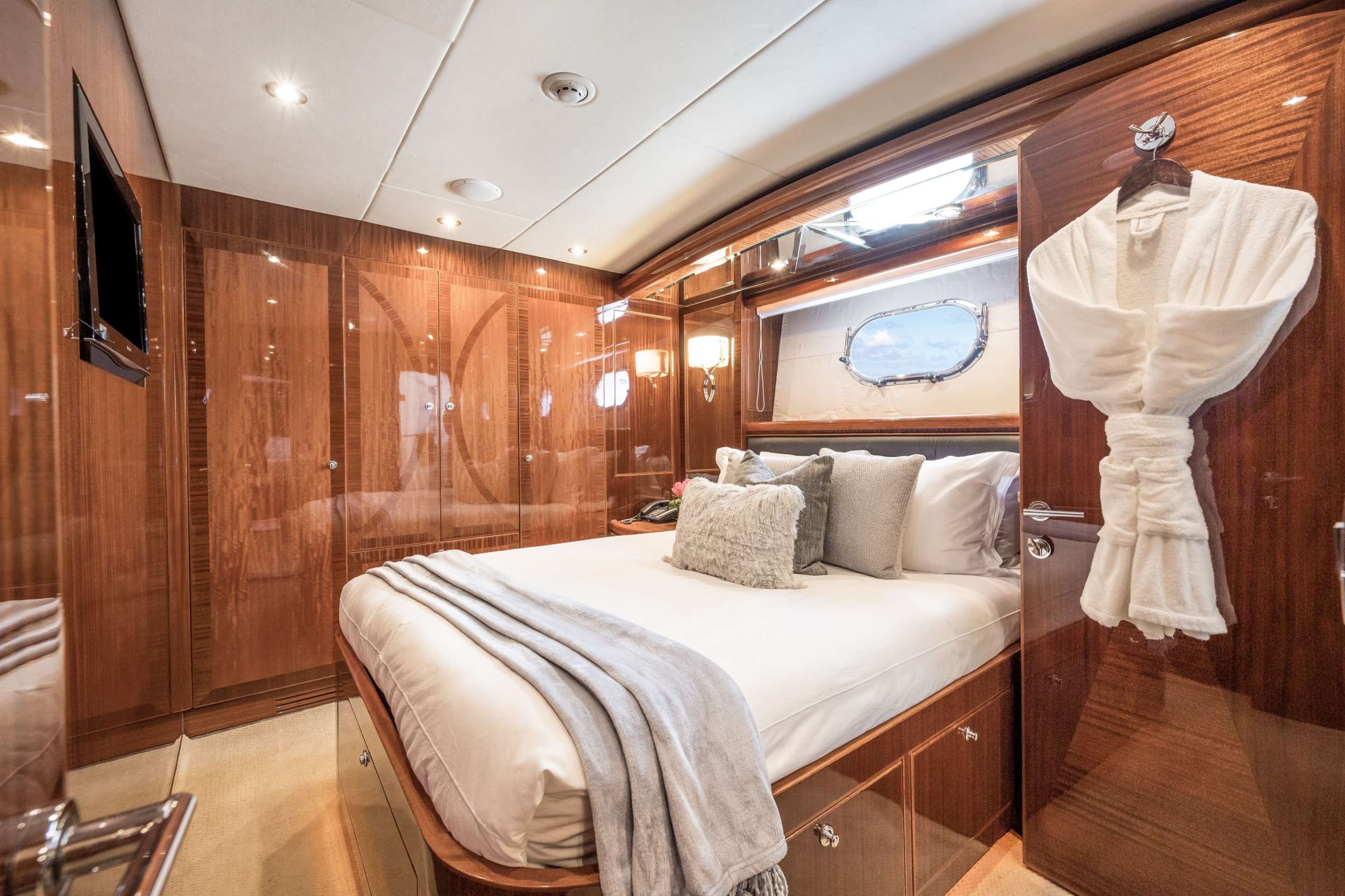 LIMITLESS Yacht Charter - Queen Stateroom 1
