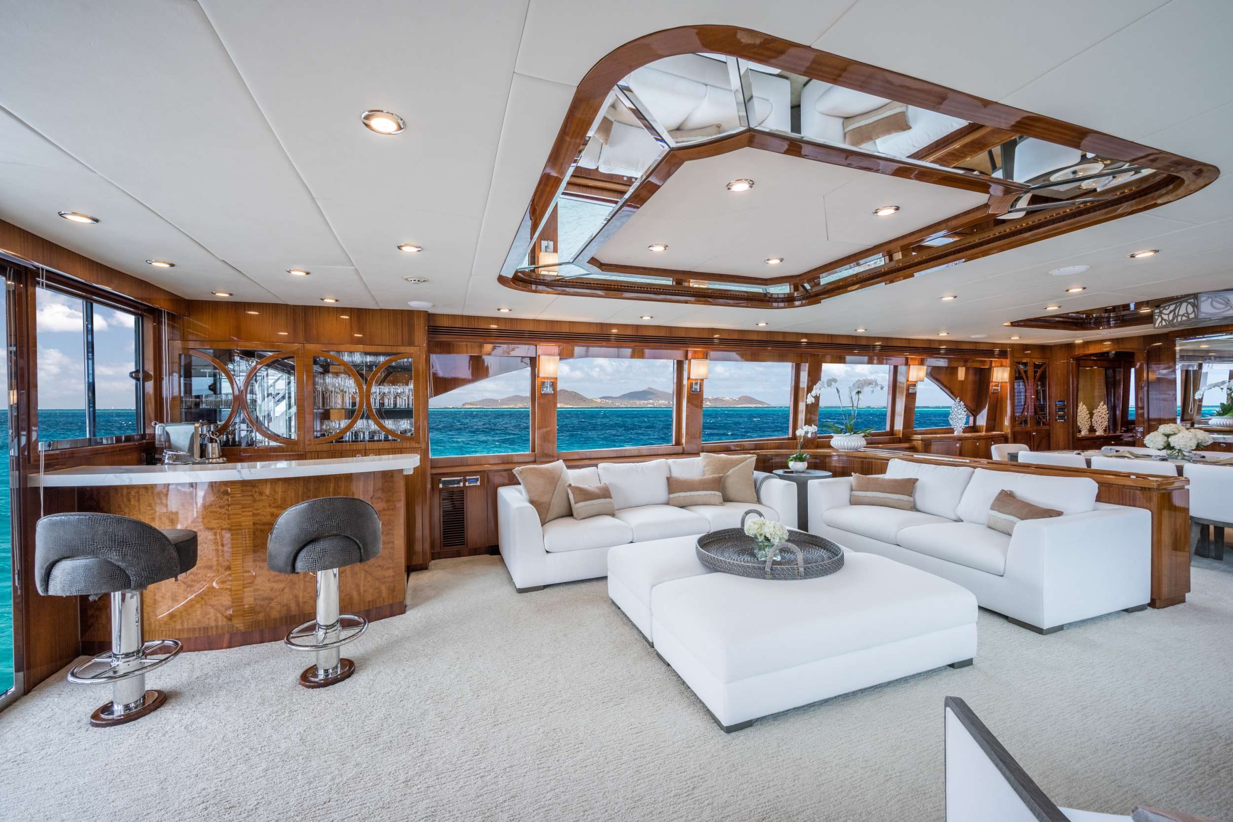 LIMITLESS Yacht Charter - Main Salon