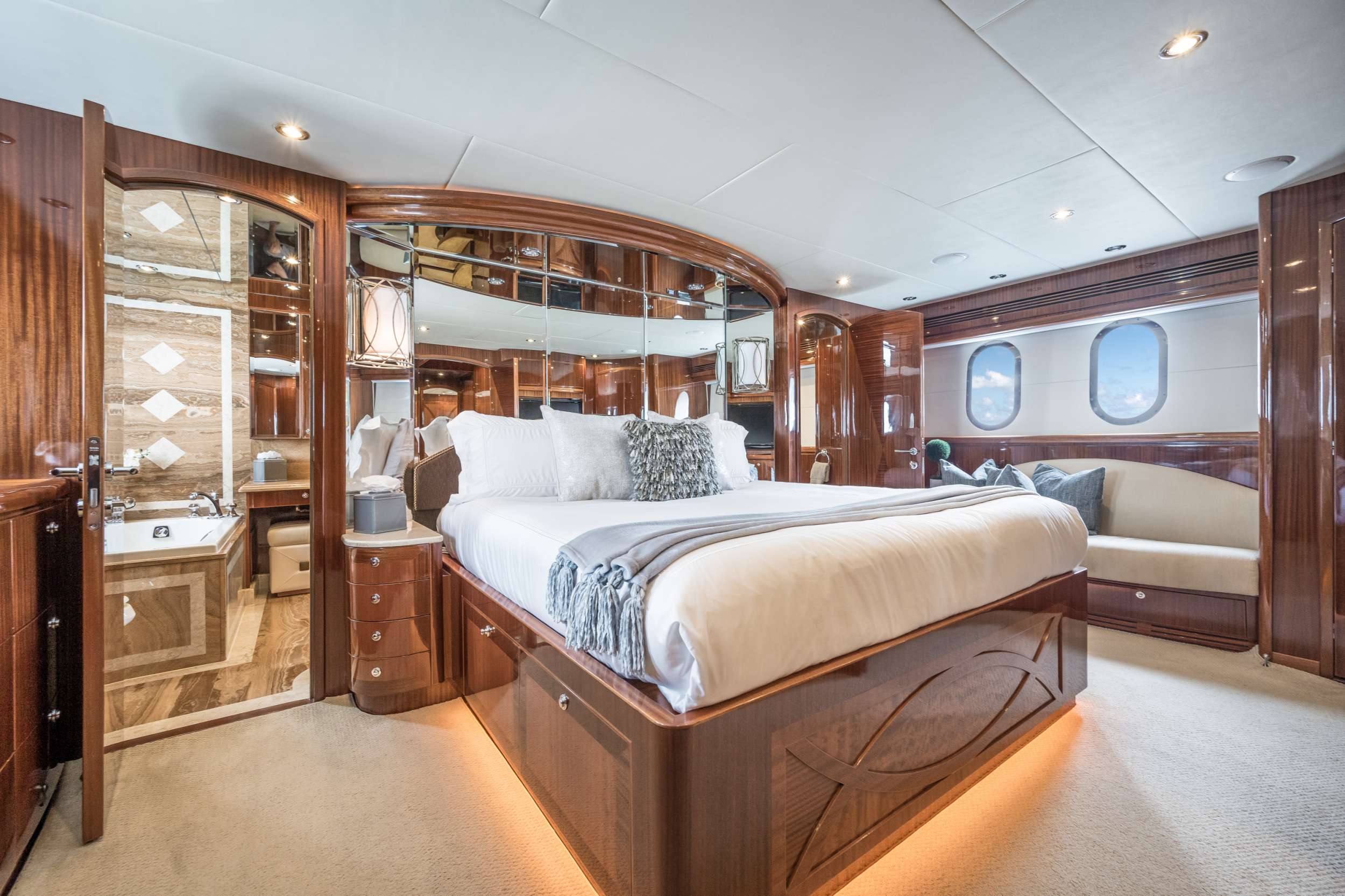 LIMITLESS Yacht Charter - King Master Stateroom