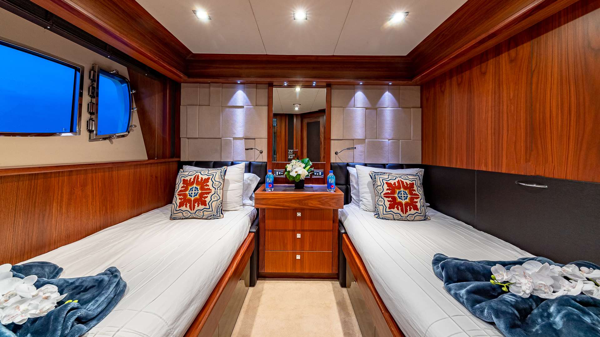 EMRYS Yacht Charter - Twin Stateroom