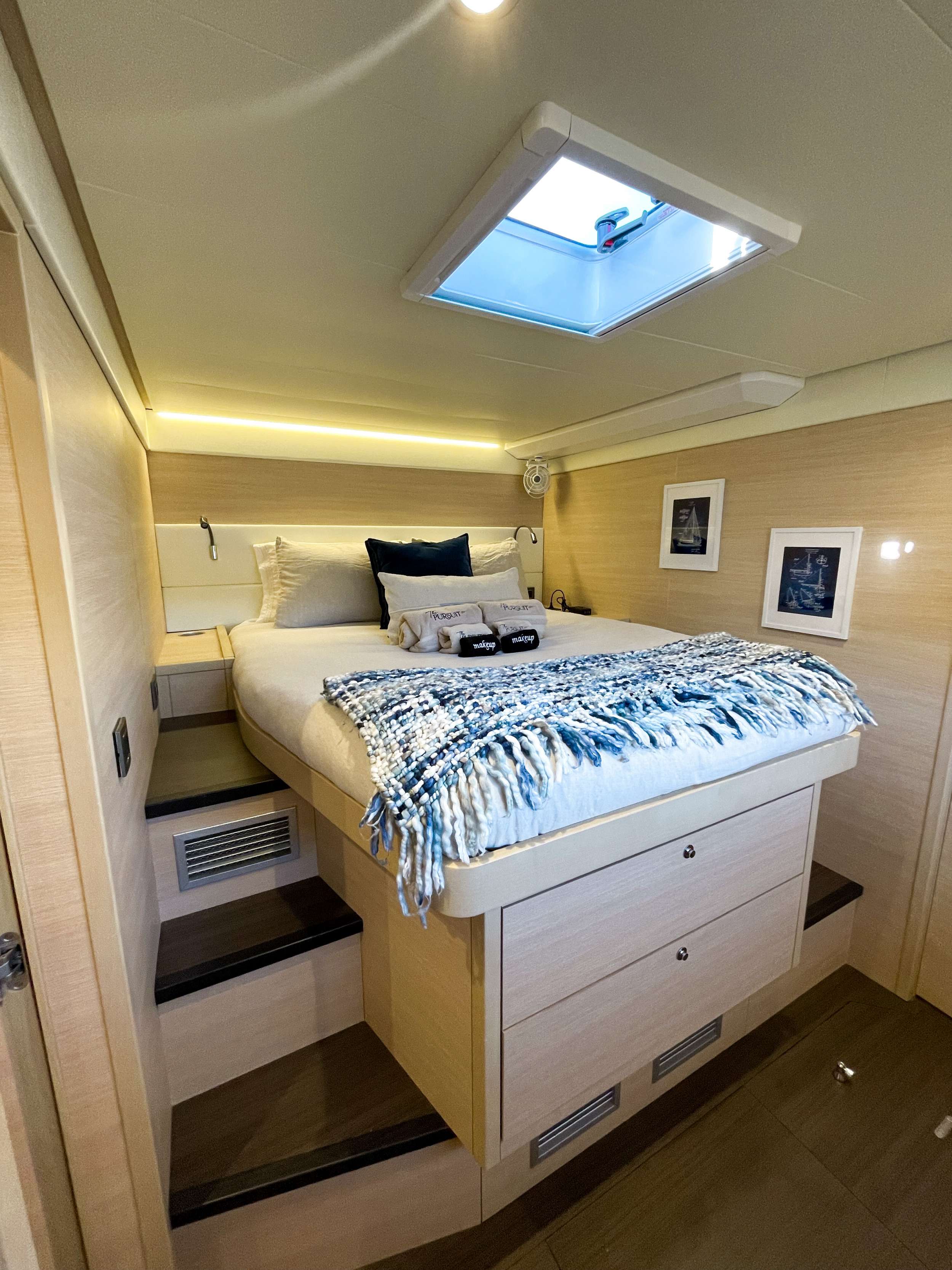 THE PURSUIT Yacht Charter - Port Forward Cabin